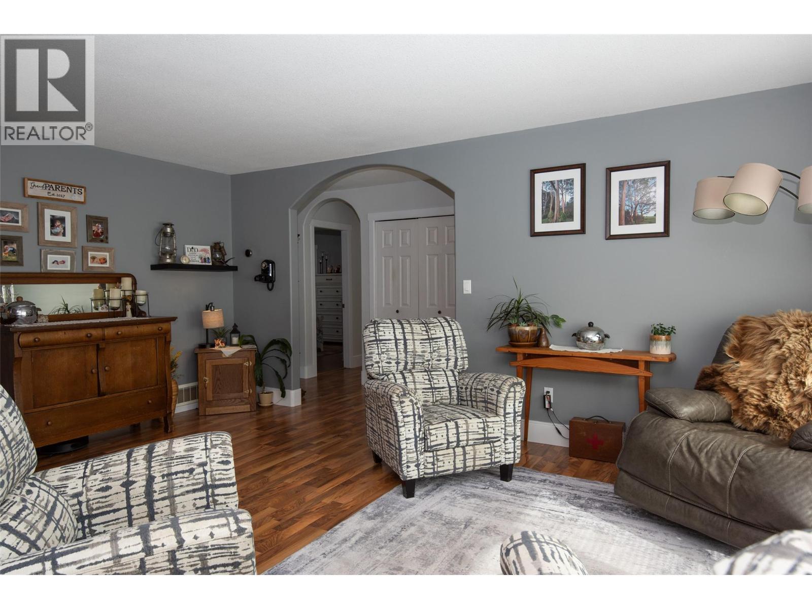11414 Adams Avenue, Summerland, BC - Indoor Photo Showing Living Room