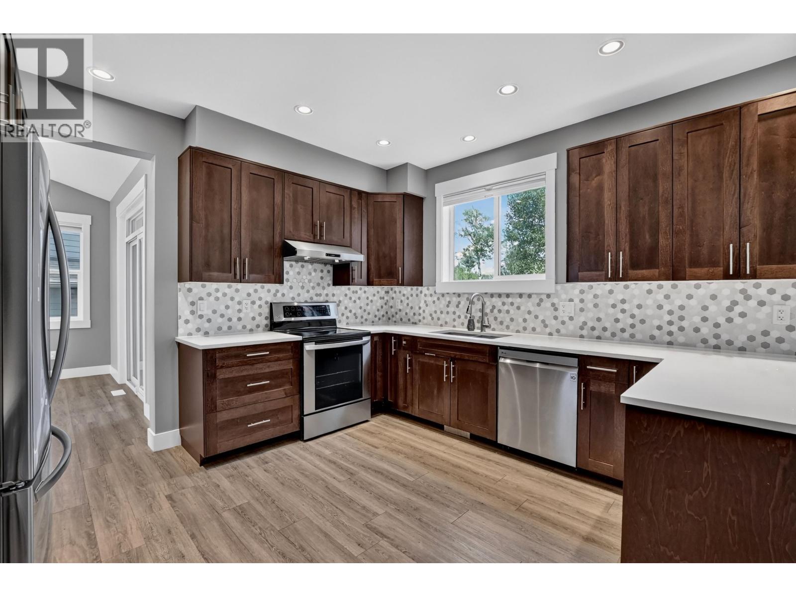 1218 Orizaba Court, Prince George, BC - Indoor Photo Showing Kitchen With Upgraded Kitchen