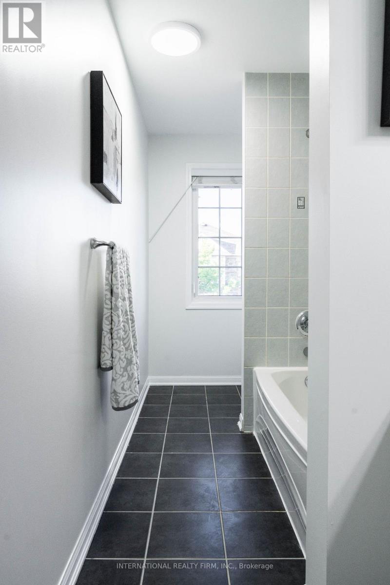 720 Stagg Gardens, Milton, ON - Indoor Photo Showing Bathroom