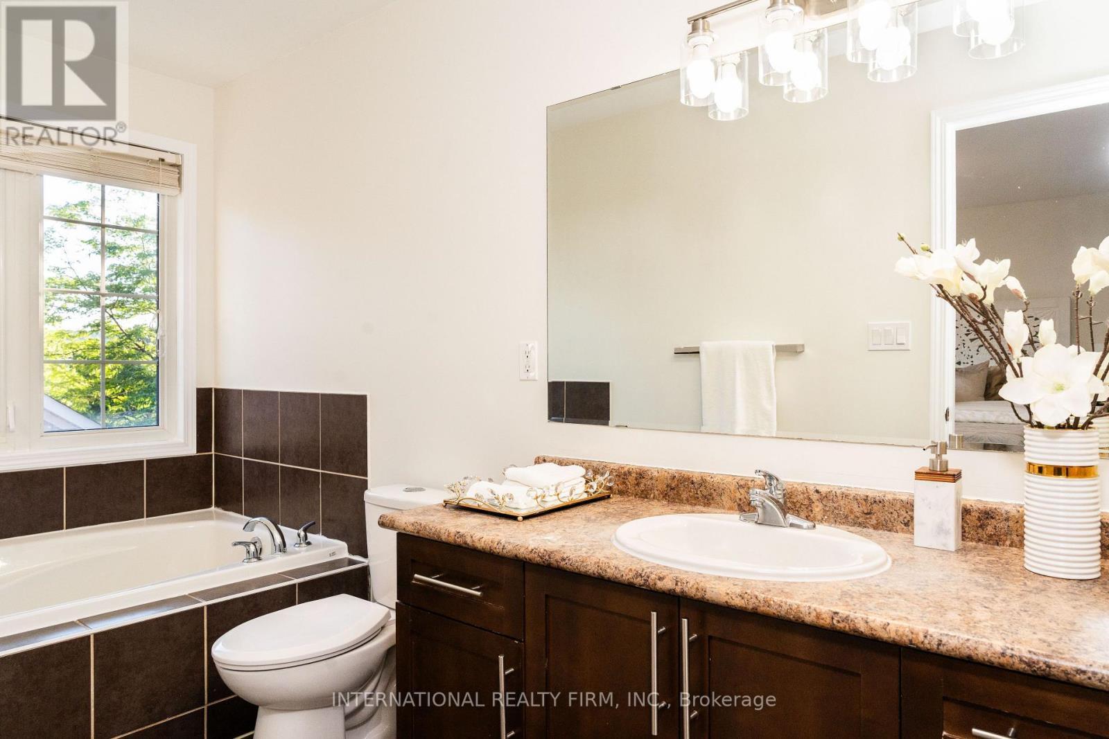 720 Stagg Gardens, Milton, ON - Indoor Photo Showing Bathroom
