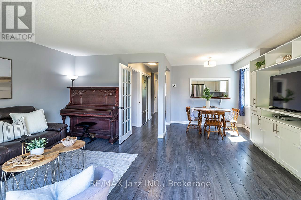 1324 Astra Court, Oshawa (Eastdale), ON - Indoor Photo Showing Living Room