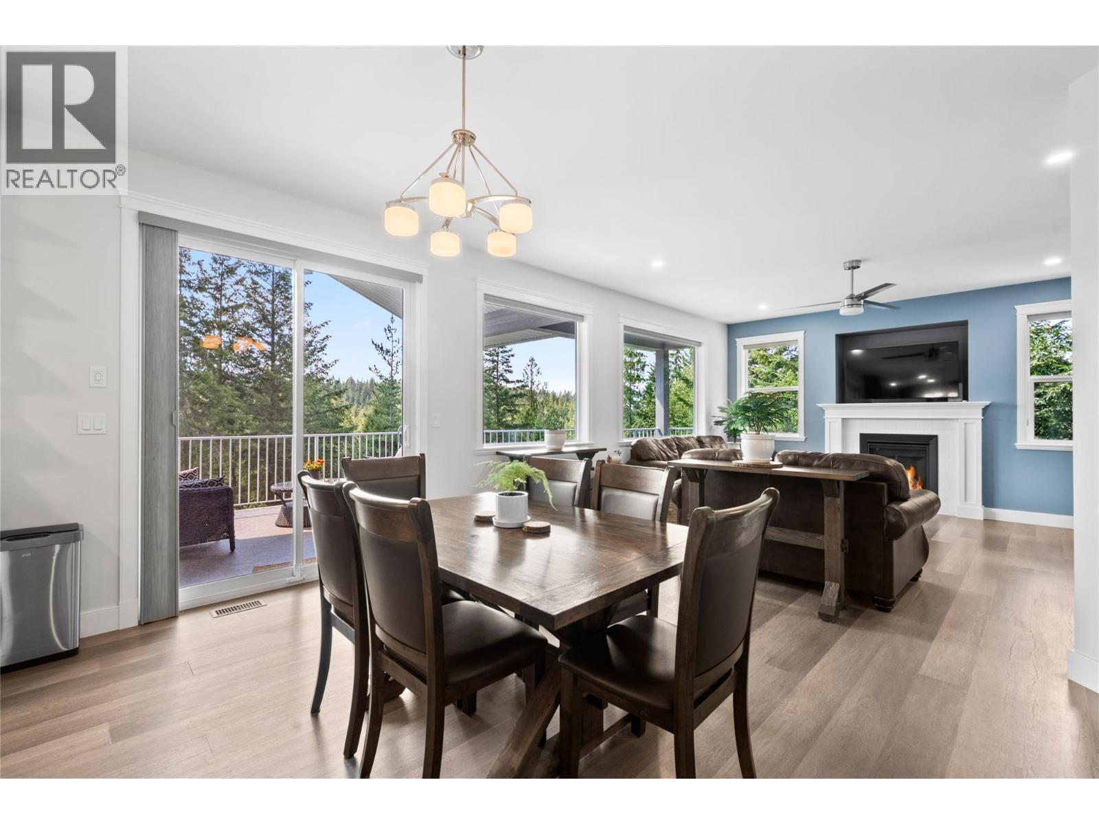 2592 Alpen Paradies Road Unit# 58, Blind Bay, BC - Indoor Photo Showing Dining Room