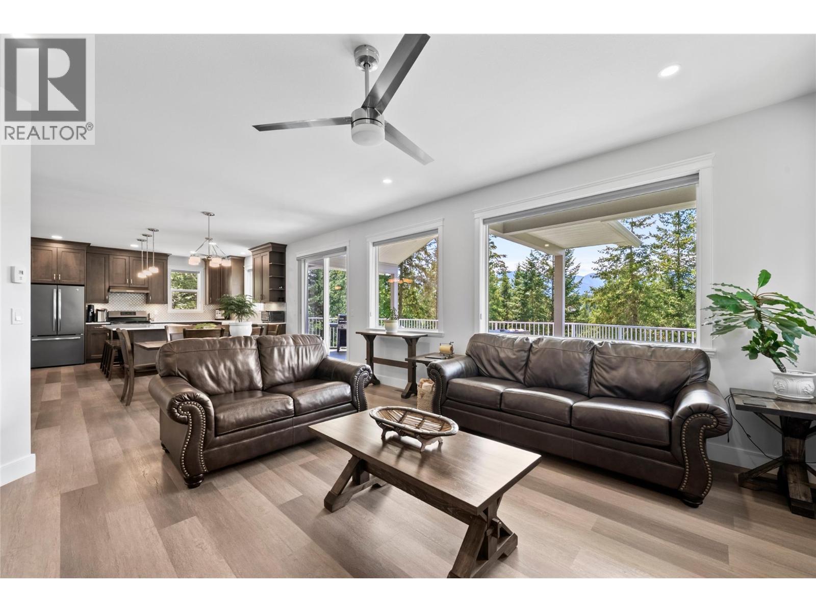 2592 Alpen Paradies Road Unit# 58, Blind Bay, BC - Indoor Photo Showing Living Room