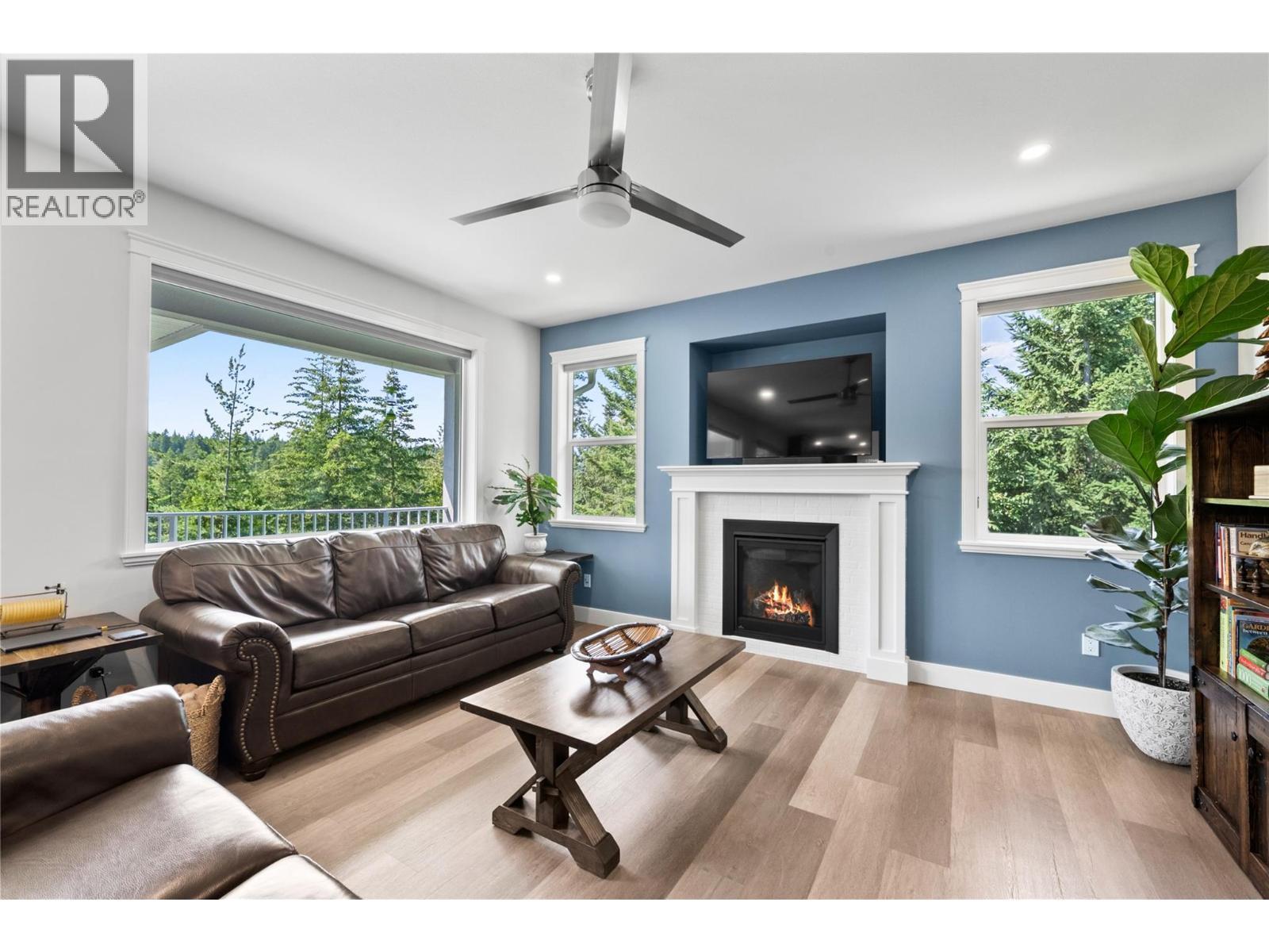 2592 Alpen Paradies Road Unit# 58, Blind Bay, BC - Indoor Photo Showing Living Room With Fireplace