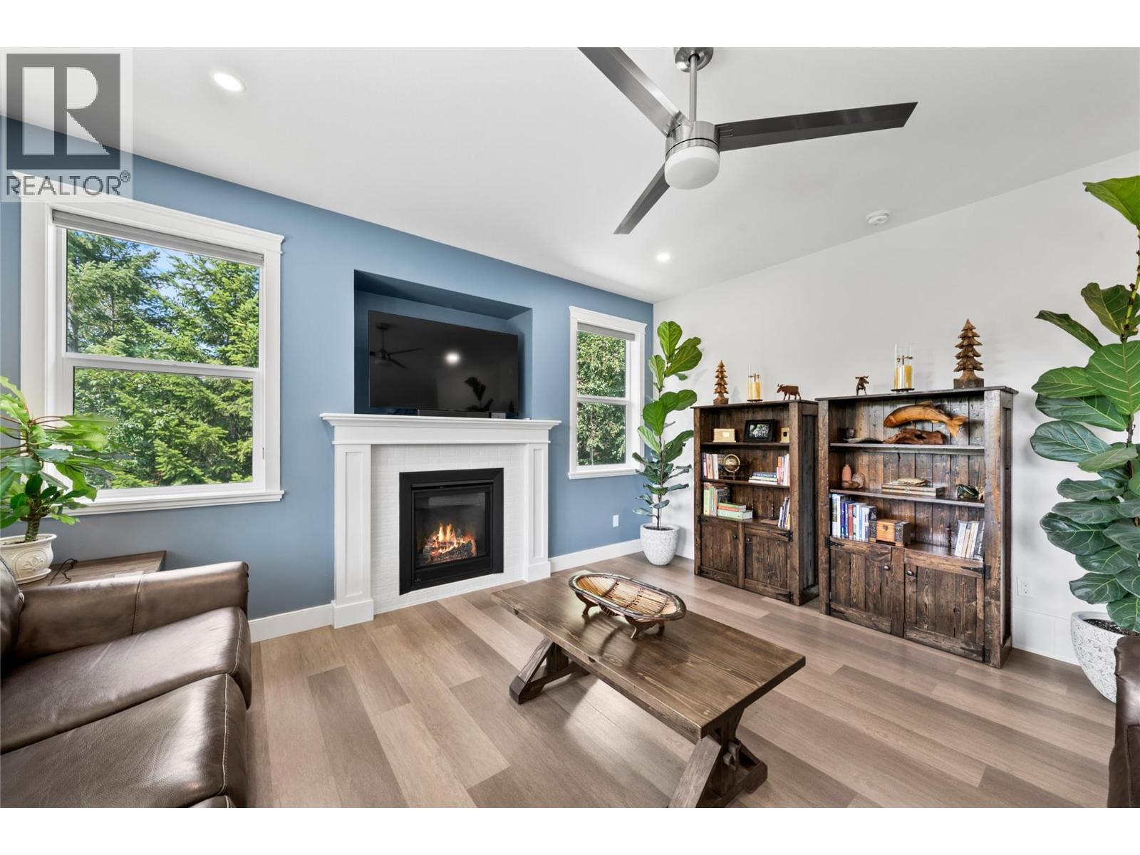 2592 Alpen Paradies Road Unit# 58, Blind Bay, BC - Indoor Photo Showing Living Room With Fireplace