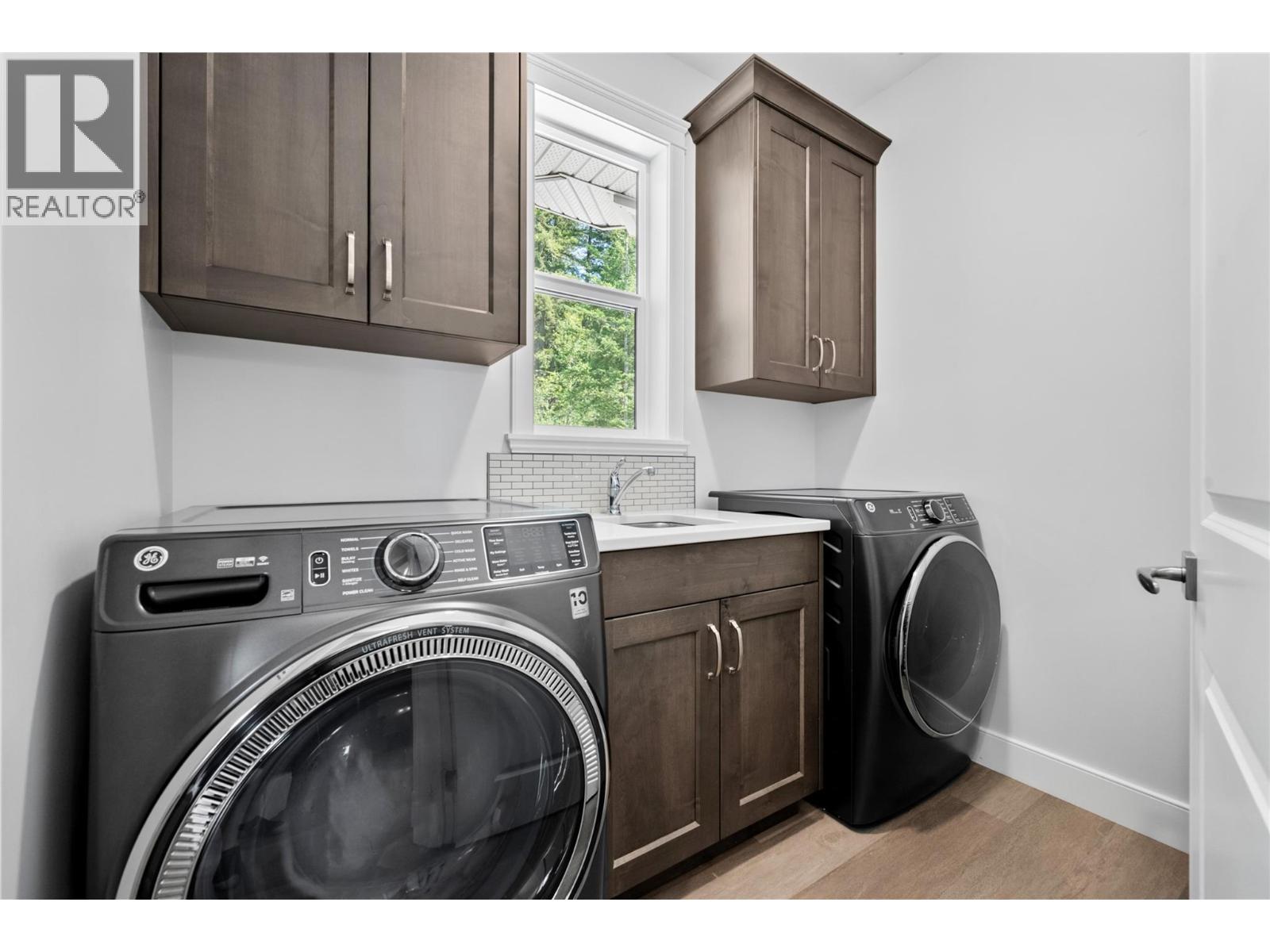 2592 Alpen Paradies Road Unit# 58, Blind Bay, BC - Indoor Photo Showing Laundry Room