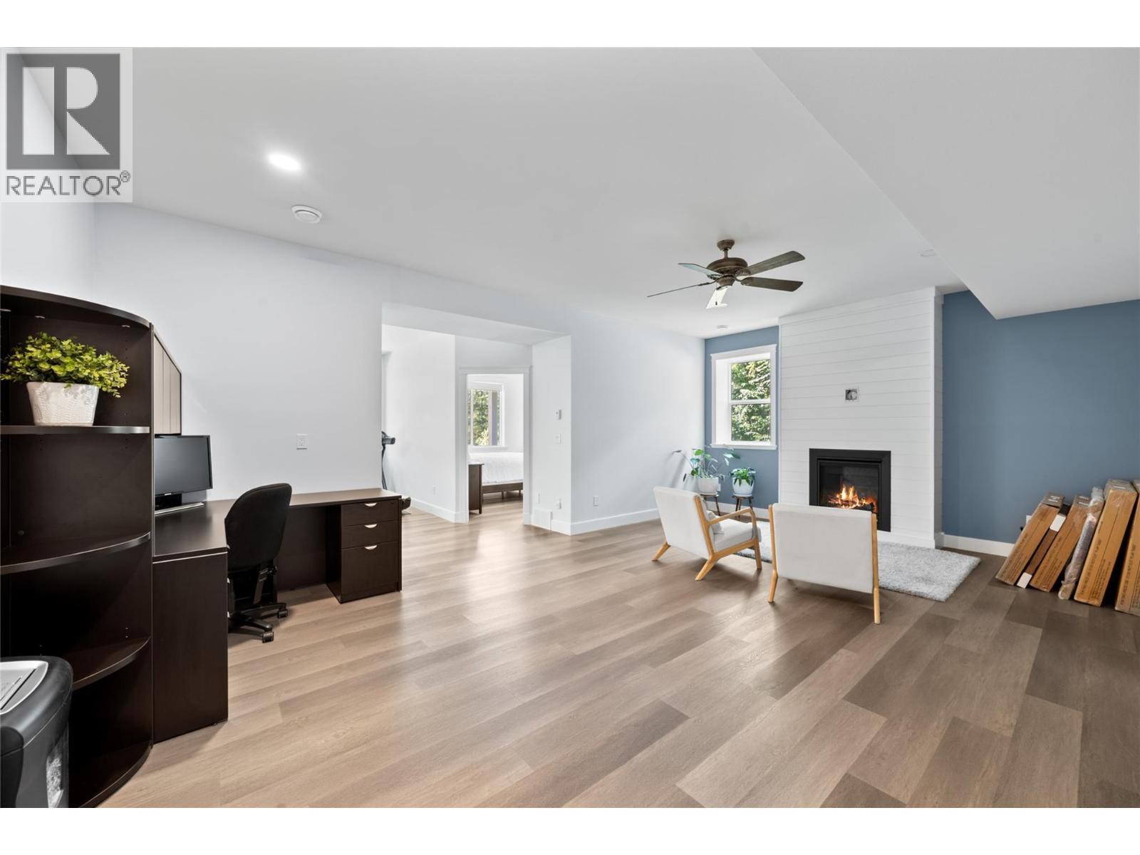 2592 Alpen Paradies Road Unit# 58, Blind Bay, BC - Indoor With Fireplace