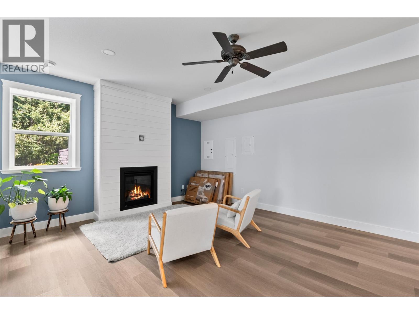 2592 Alpen Paradies Road Unit# 58, Blind Bay, BC - Indoor With Fireplace