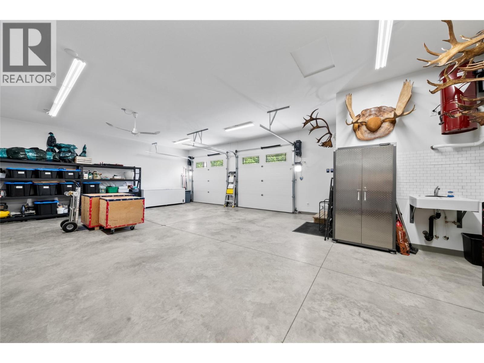 2592 Alpen Paradies Road Unit# 58, Blind Bay, BC - Indoor Photo Showing Garage