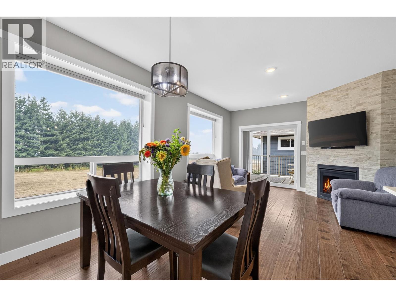 1791 10 Street Sw Unit# 27, Salmon Arm, BC - Indoor Photo Showing Other Room With Fireplace