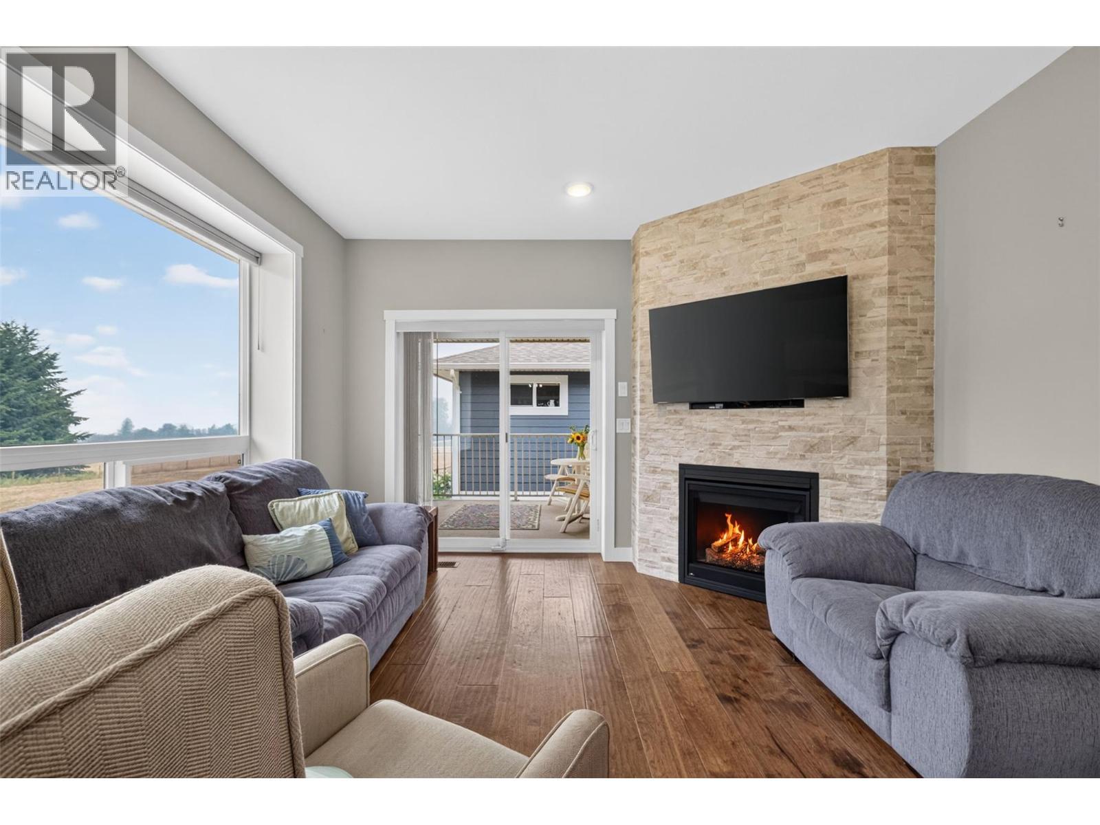1791 10 Street Sw Unit# 27, Salmon Arm, BC - Indoor Photo Showing Living Room With Fireplace