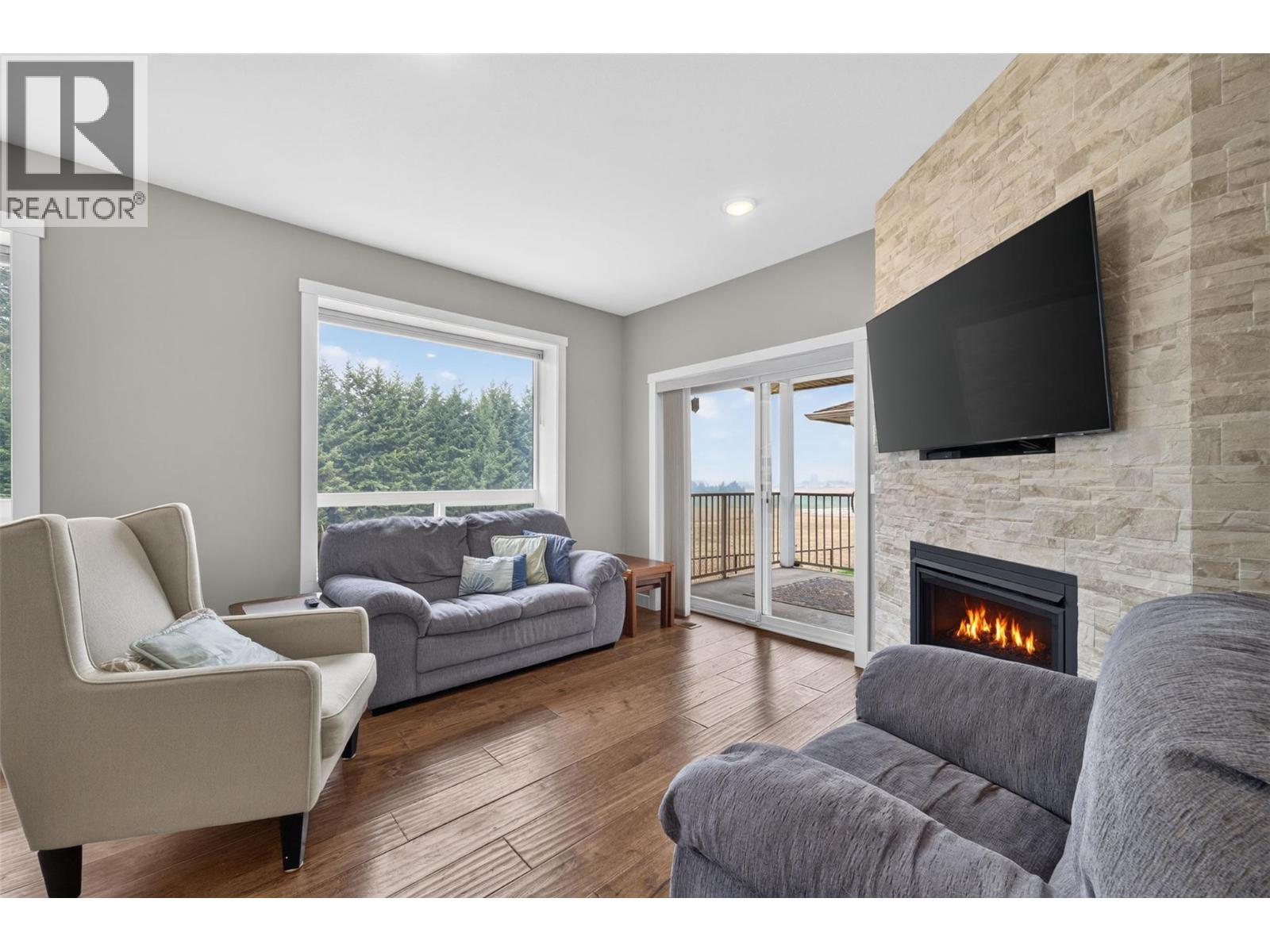 1791 10 Street Sw Unit# 27, Salmon Arm, BC - Indoor Photo Showing Living Room With Fireplace