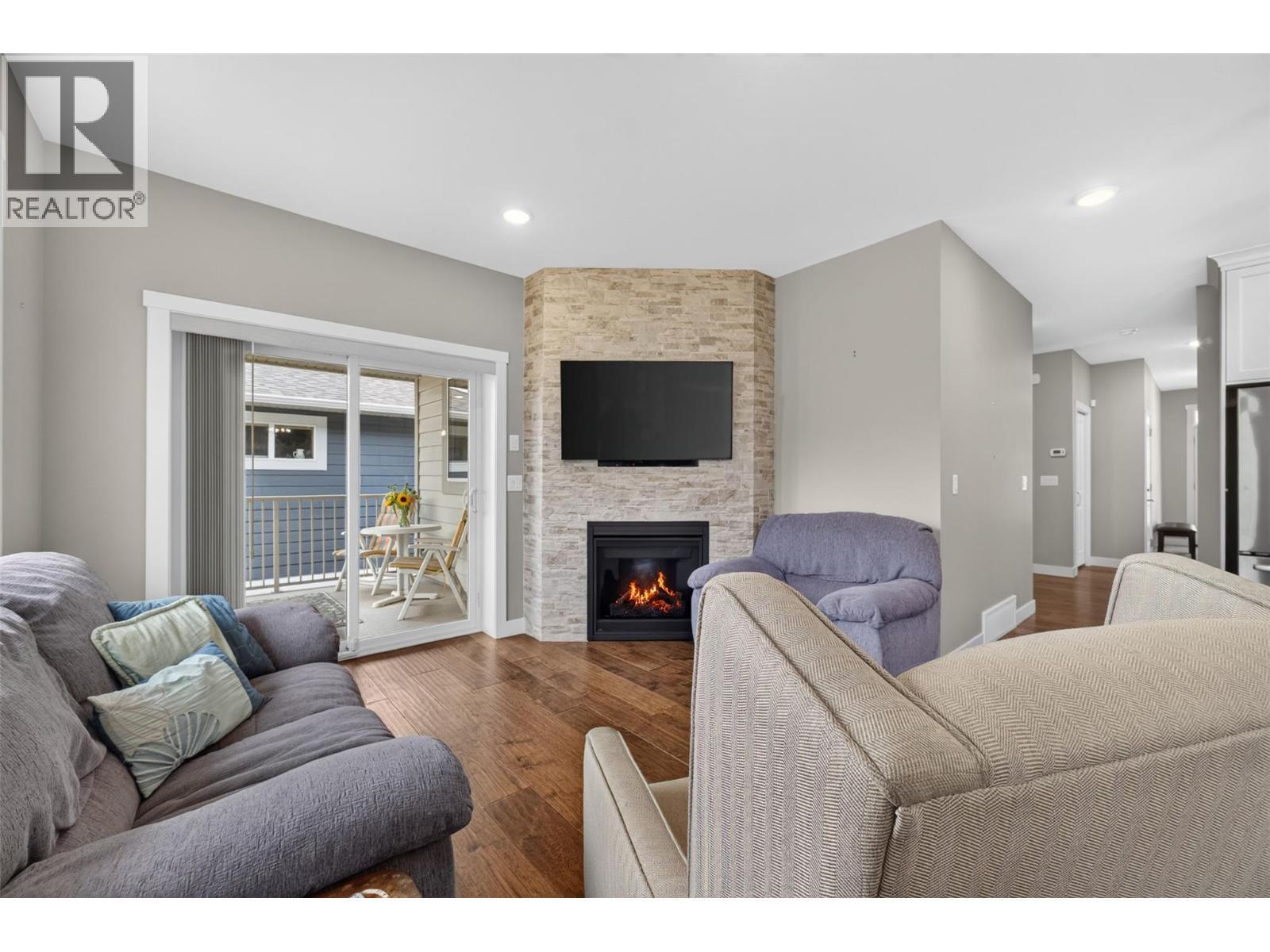 1791 10 Street Sw Unit# 27, Salmon Arm, BC - Indoor Photo Showing Living Room With Fireplace