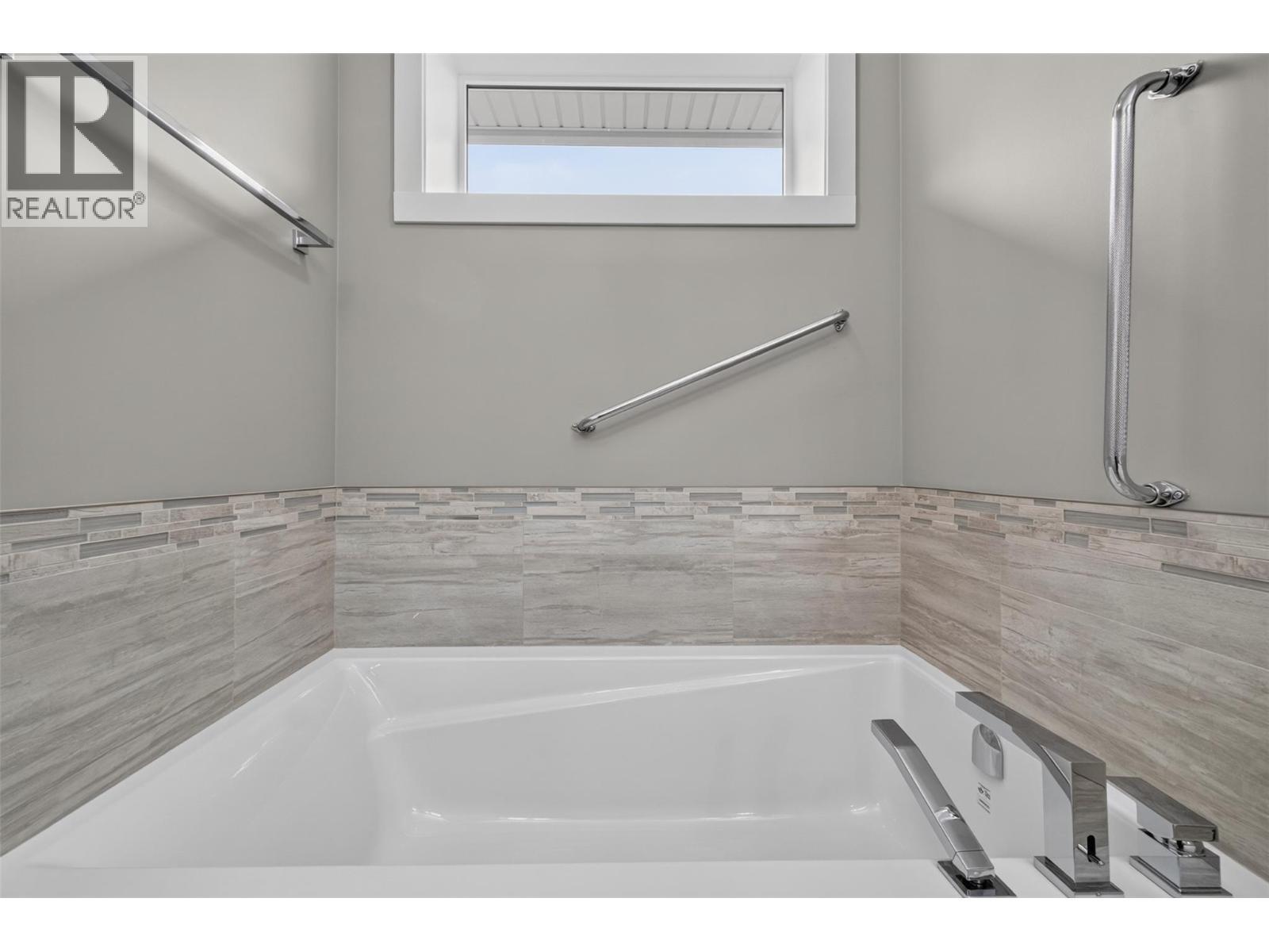 1791 10 Street Sw Unit# 27, Salmon Arm, BC - Indoor Photo Showing Bathroom