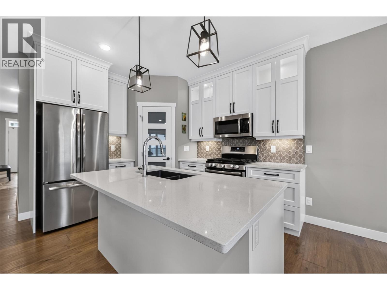 1791 10 Street Sw Unit# 27, Salmon Arm, BC - Indoor Photo Showing Kitchen With Upgraded Kitchen