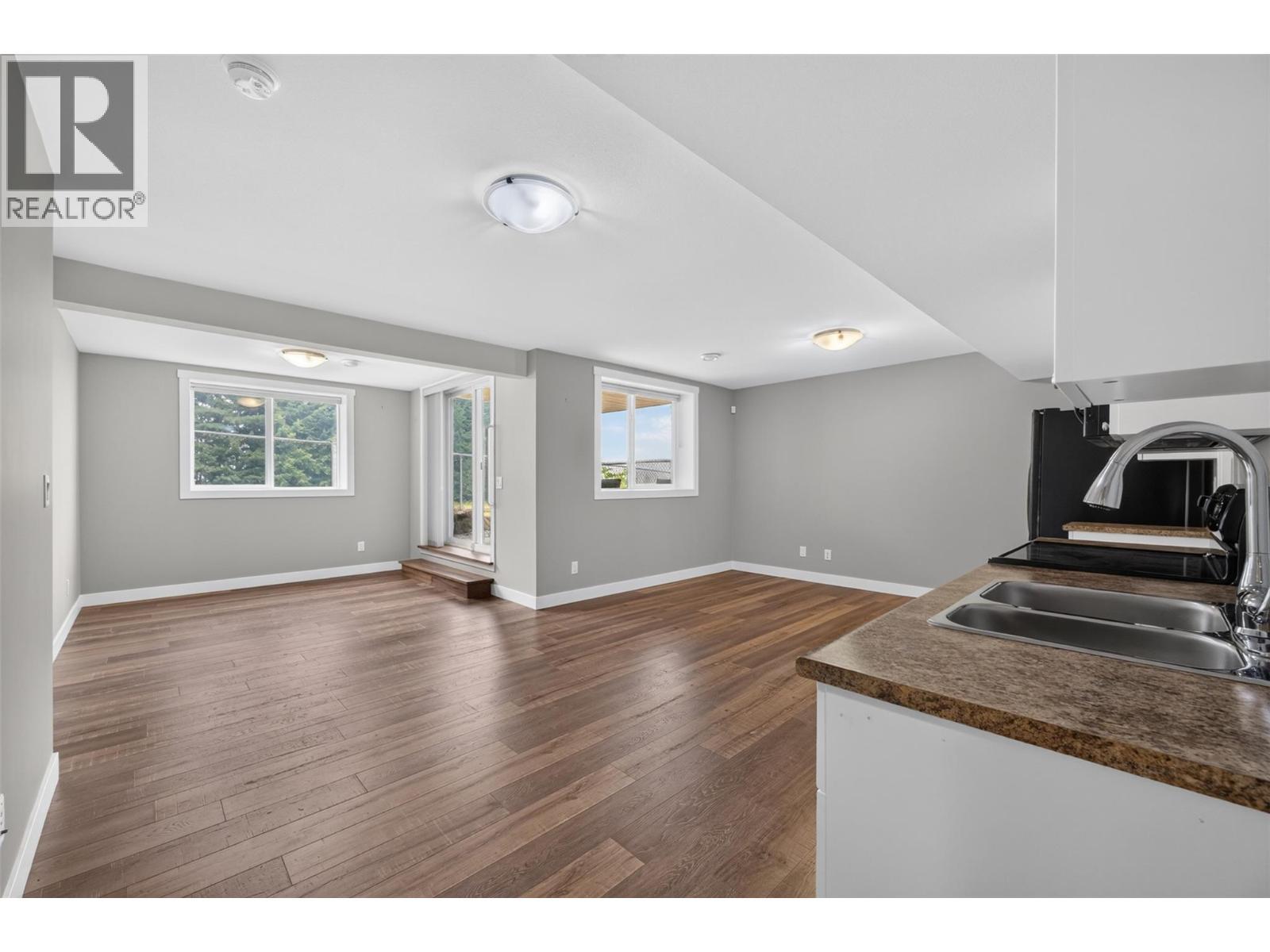 1791 10 Street Sw Unit# 27, Salmon Arm, BC - Indoor Photo Showing Kitchen With Double Sink