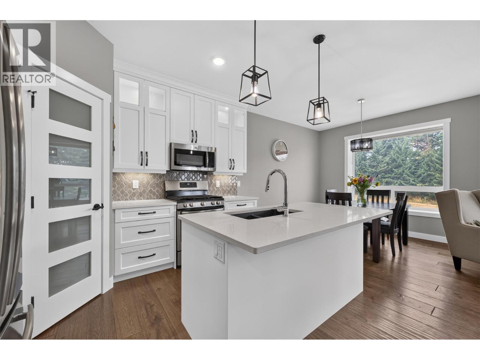 1791 10 Street Sw Unit# 27, Salmon Arm, BC - Indoor Photo Showing Kitchen With Upgraded Kitchen