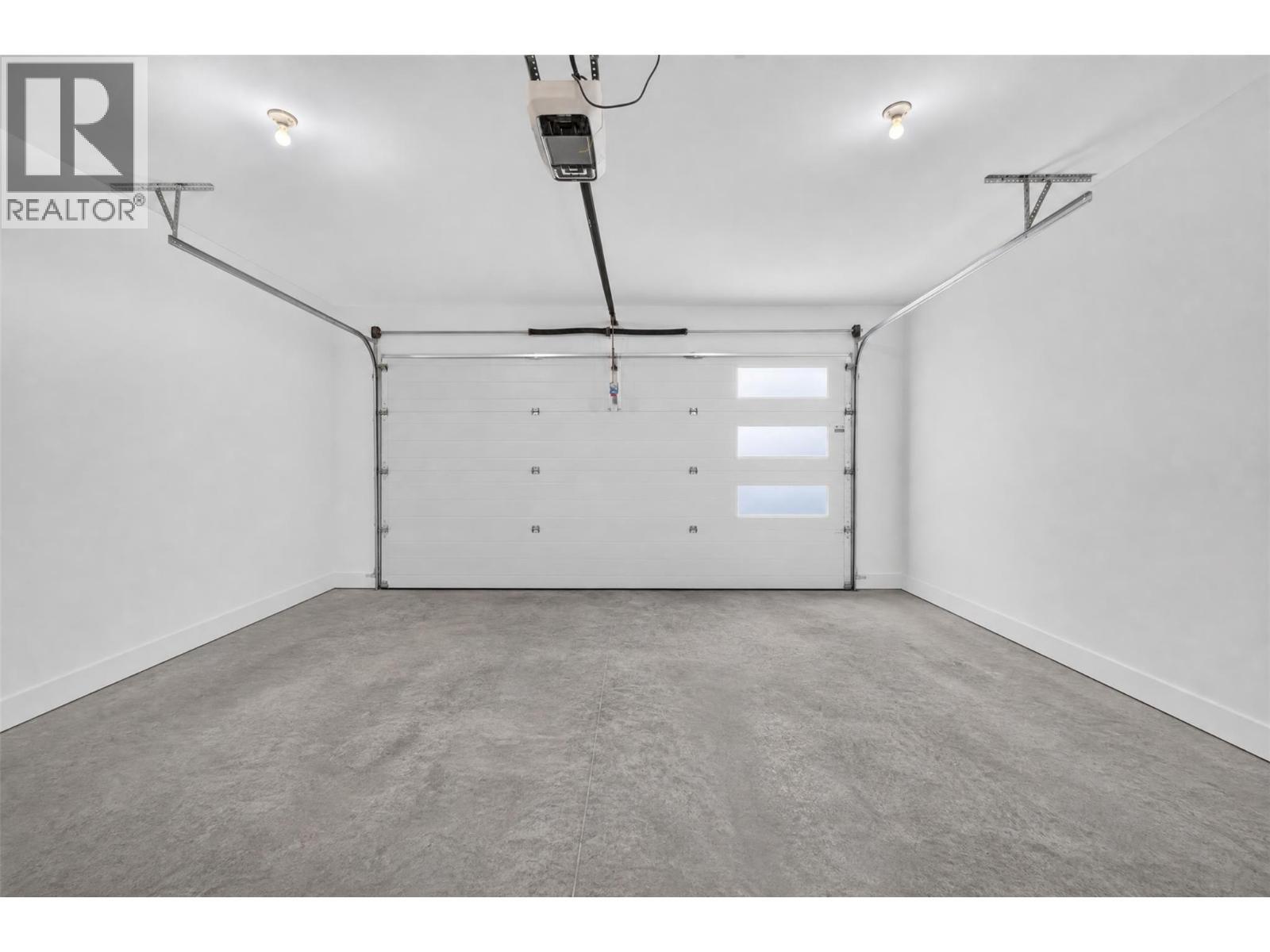 1791 10 Street Sw Unit# 27, Salmon Arm, BC - Indoor Photo Showing Garage
