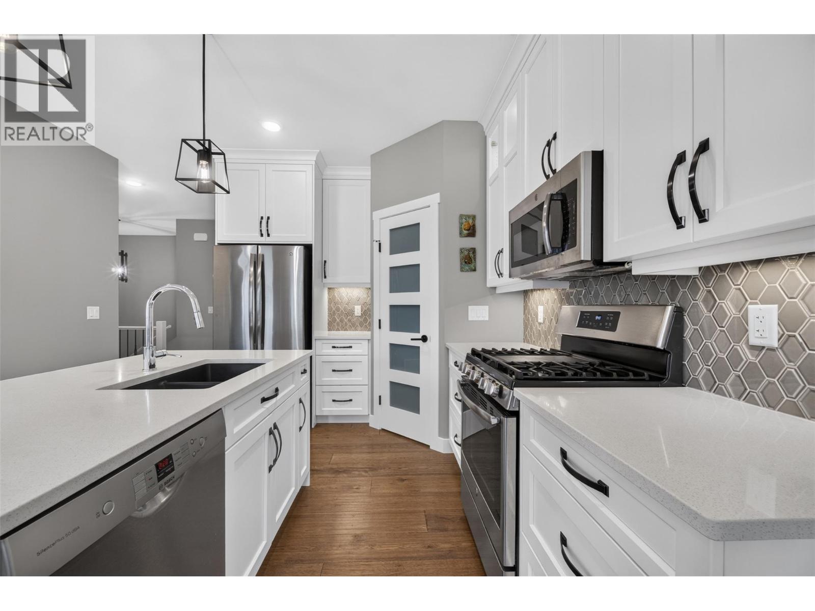 1791 10 Street Sw Unit# 27, Salmon Arm, BC - Indoor Photo Showing Kitchen With Double Sink With Upgraded Kitchen