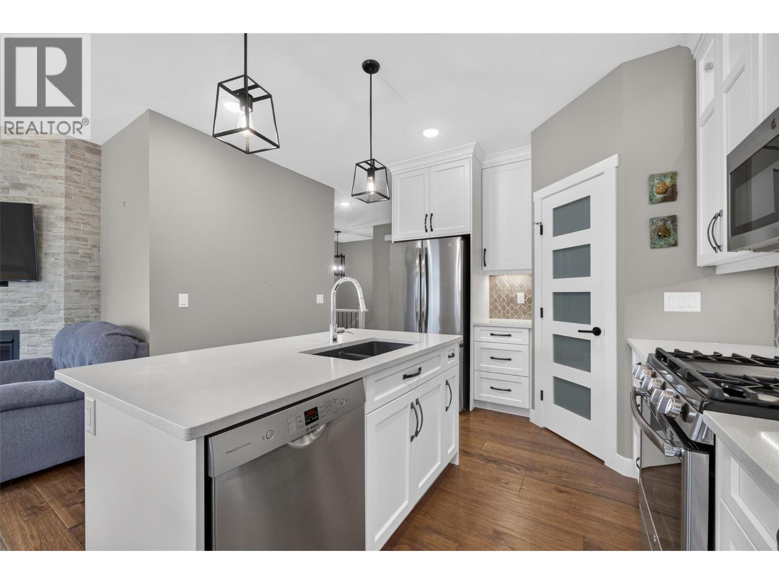 1791 10 Street Sw Unit# 27, Salmon Arm, BC - Indoor Photo Showing Kitchen With Double Sink With Upgraded Kitchen