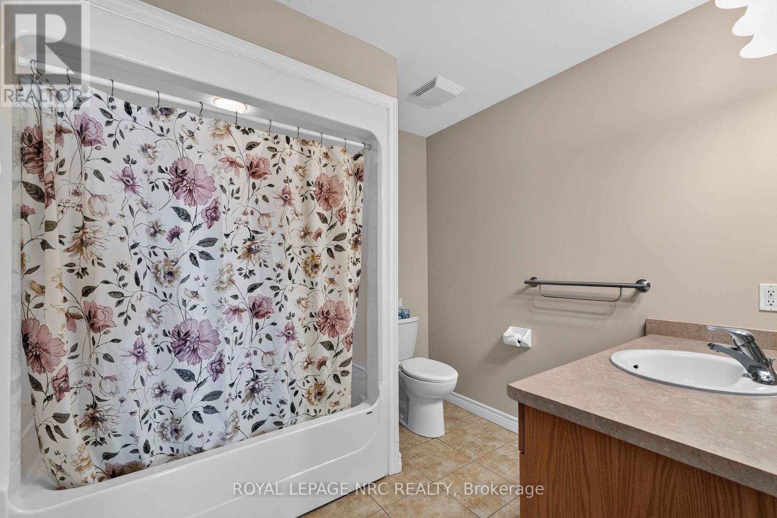 4-Piece Bathroom - 82 Maple Street, Port Colborne (Sugarloaf), ON - Indoor Photo Showing Bathroom