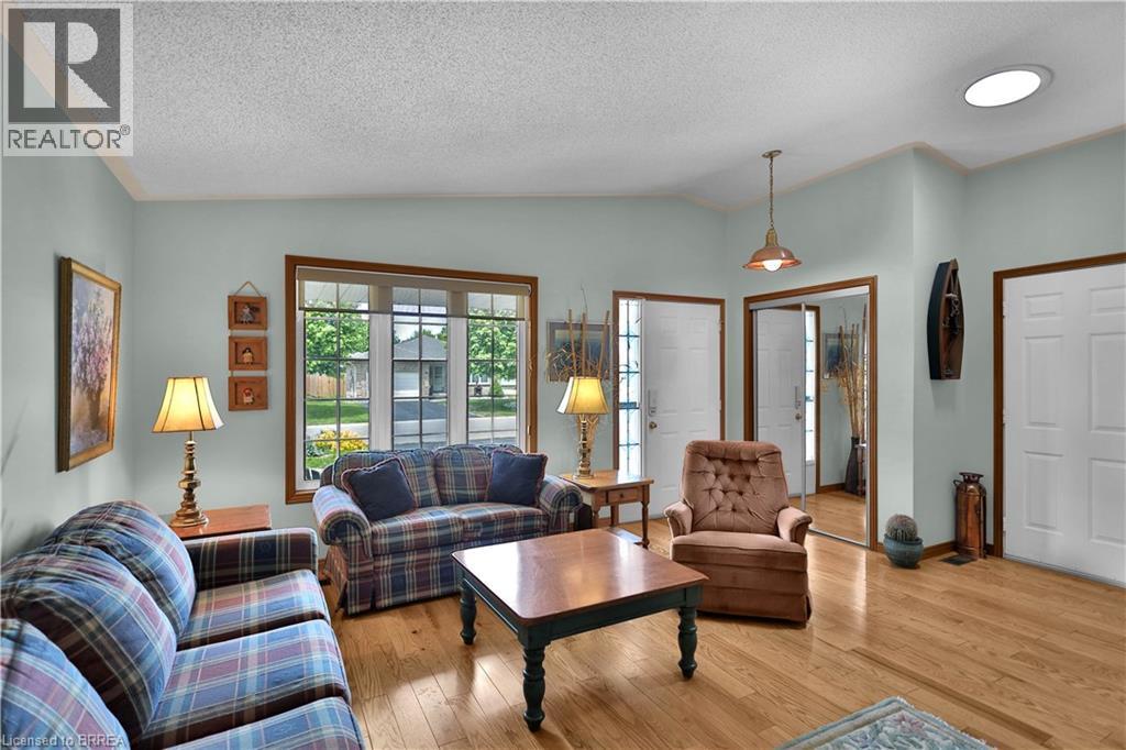 46 Anderson Avenue, Simcoe, ON - Indoor Photo Showing Living Room