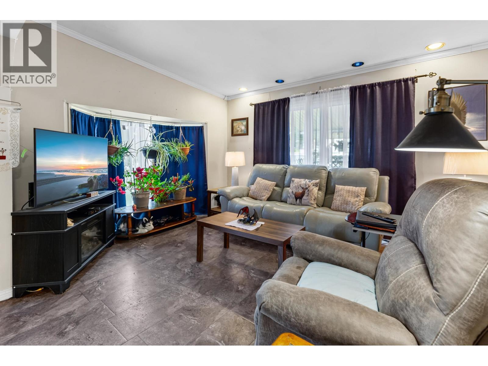 4016 Diamond Drive, Prince George, BC - Indoor Photo Showing Living Room