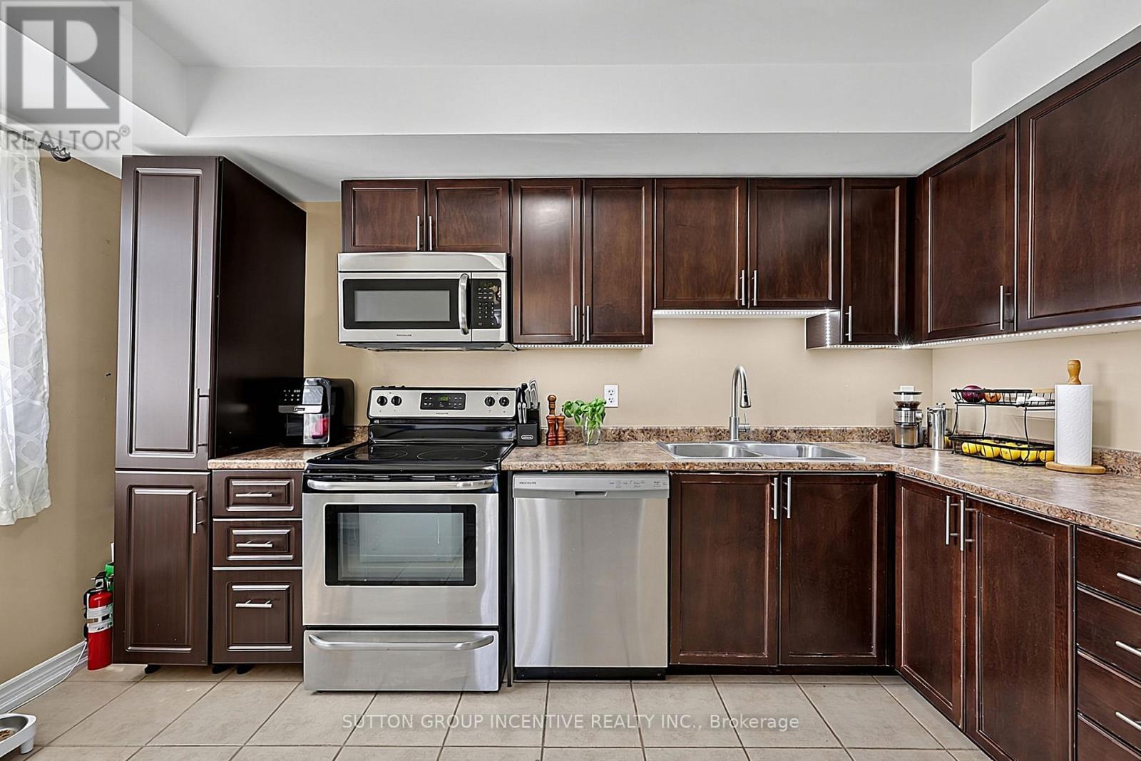 7 - 139 Sydenham Wells, Barrie, ON - Indoor Photo Showing Kitchen With Double Sink