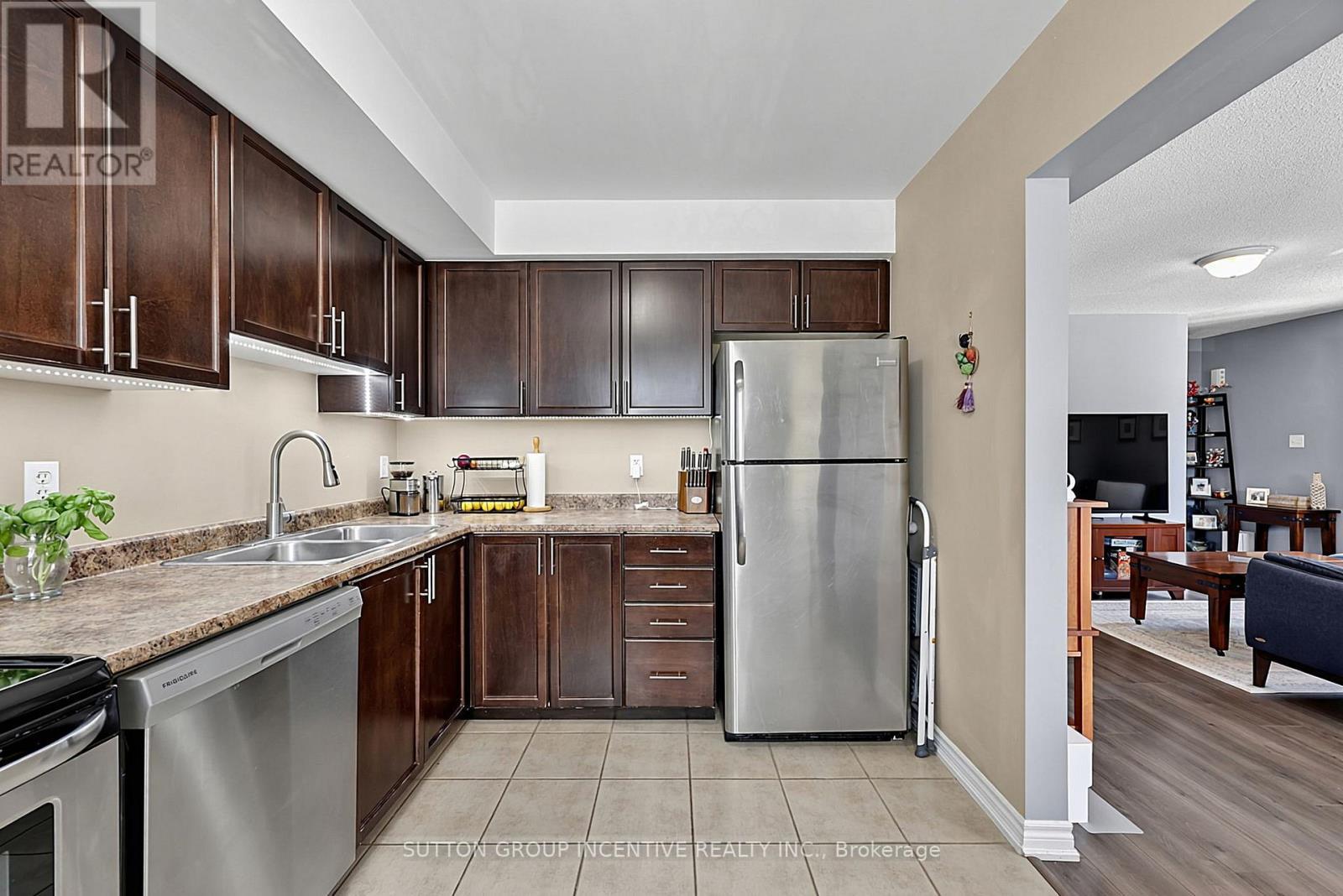 7 - 139 Sydenham Wells, Barrie, ON - Indoor Photo Showing Kitchen With Double Sink