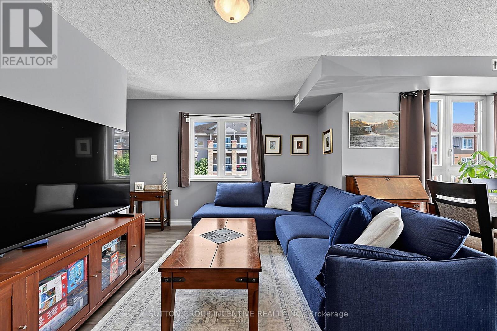 7 - 139 Sydenham Wells, Barrie, ON - Indoor Photo Showing Living Room