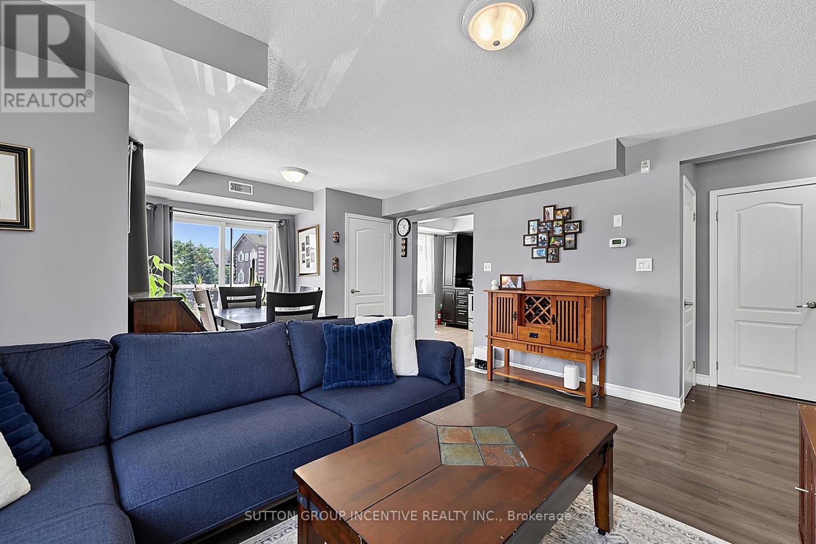 7 - 139 Sydenham Wells, Barrie, ON - Indoor Photo Showing Living Room