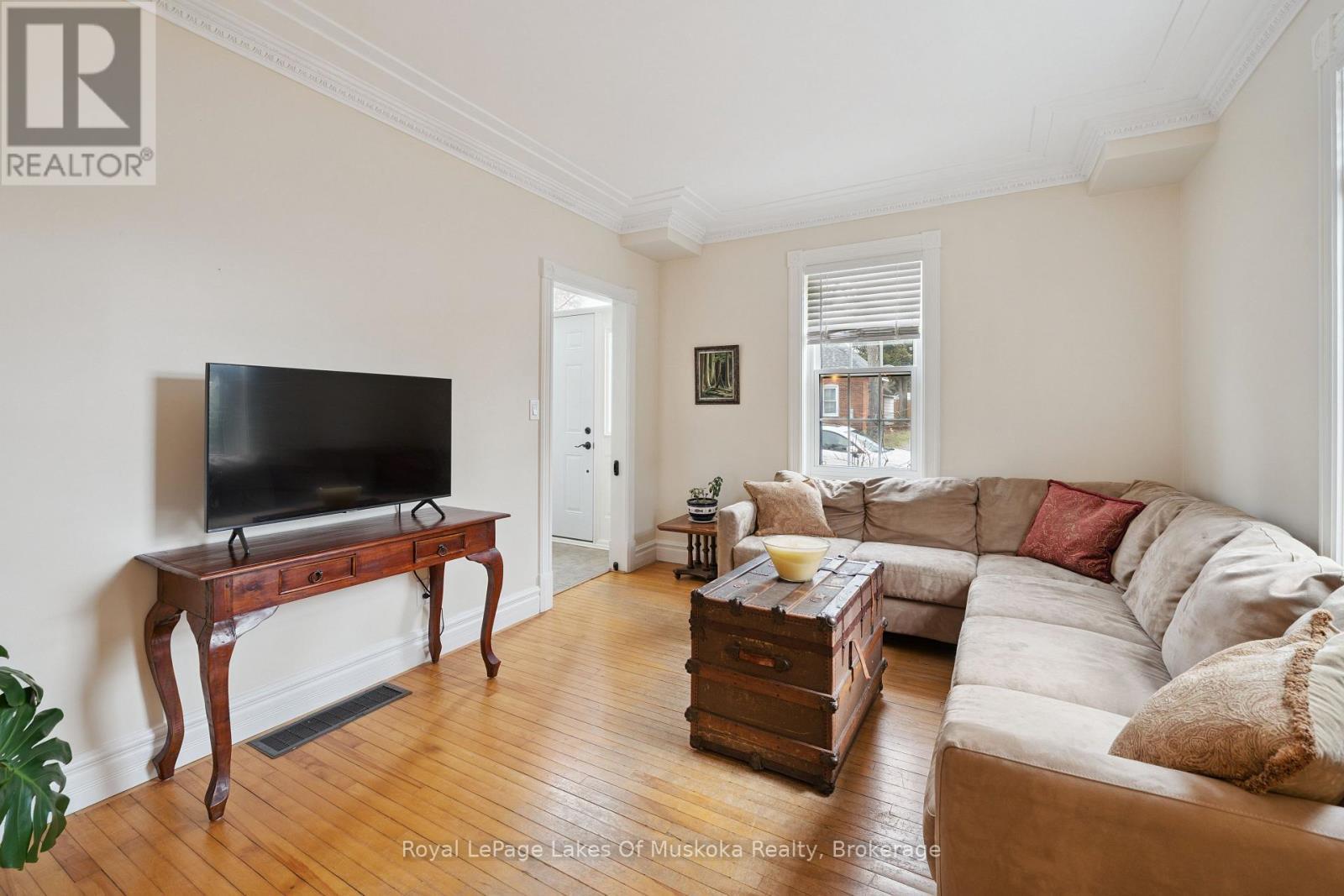 MAIN HS: Living Room - 212 James Street, Bracebridge, ON - Indoor Photo Showing Living Room