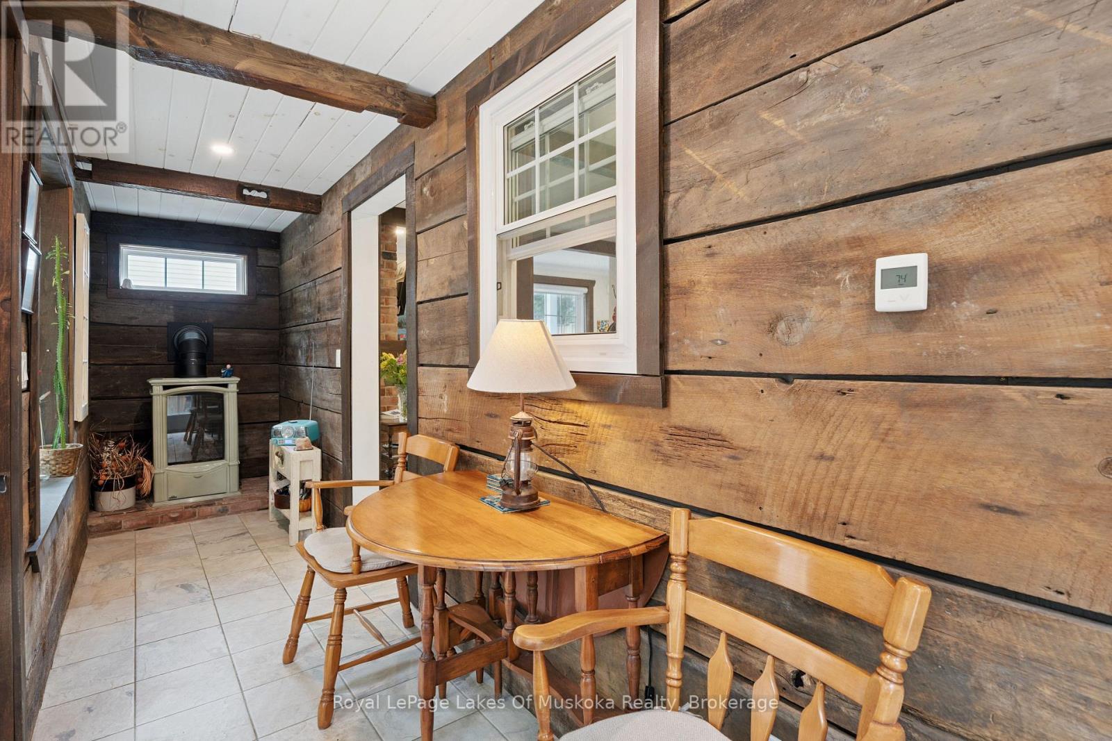 CARRIAGE HS: Sitting Room/Sunroom - 212 James Street, Bracebridge, ON - Indoor