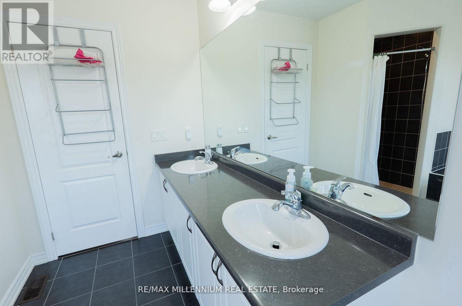 8 Zelda Road, Brampton, ON - Indoor Photo Showing Bathroom