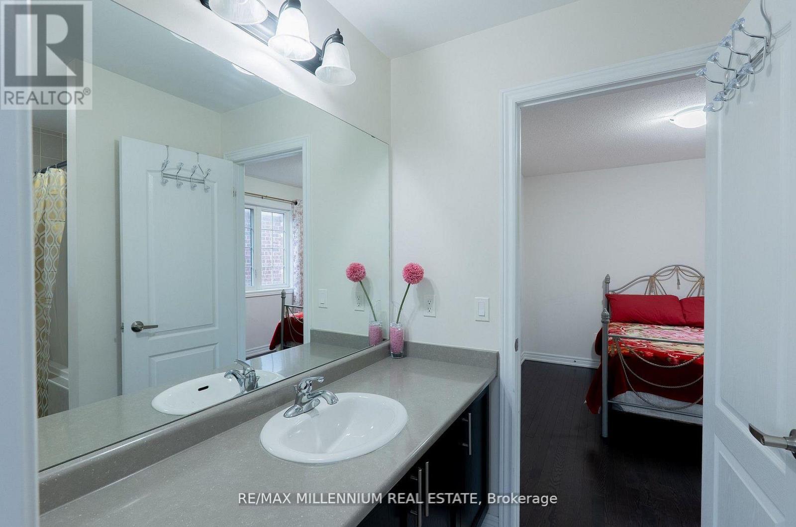 8 Zelda Road, Brampton, ON - Indoor Photo Showing Bathroom