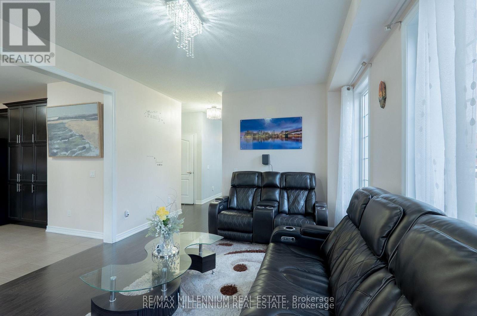 8 Zelda Road, Brampton, ON - Indoor Photo Showing Living Room