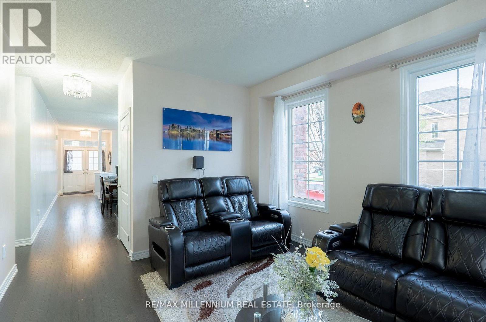 8 Zelda Road, Brampton, ON - Indoor Photo Showing Living Room