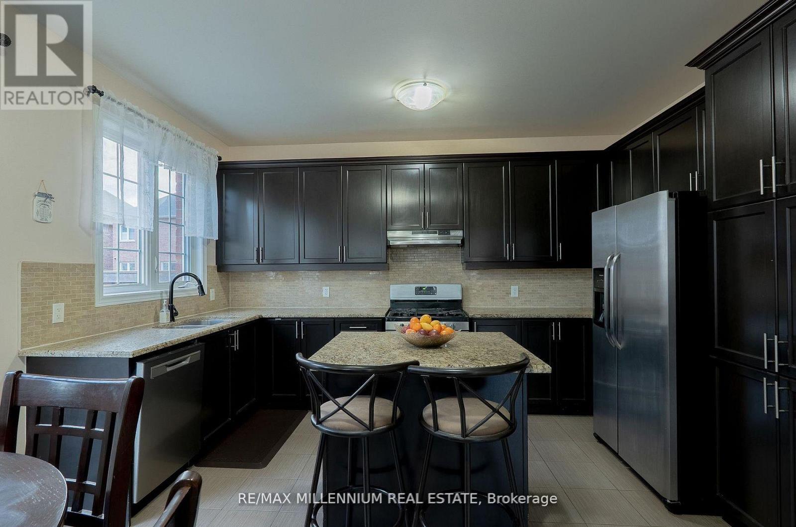 8 Zelda Road, Brampton, ON - Indoor Photo Showing Kitchen