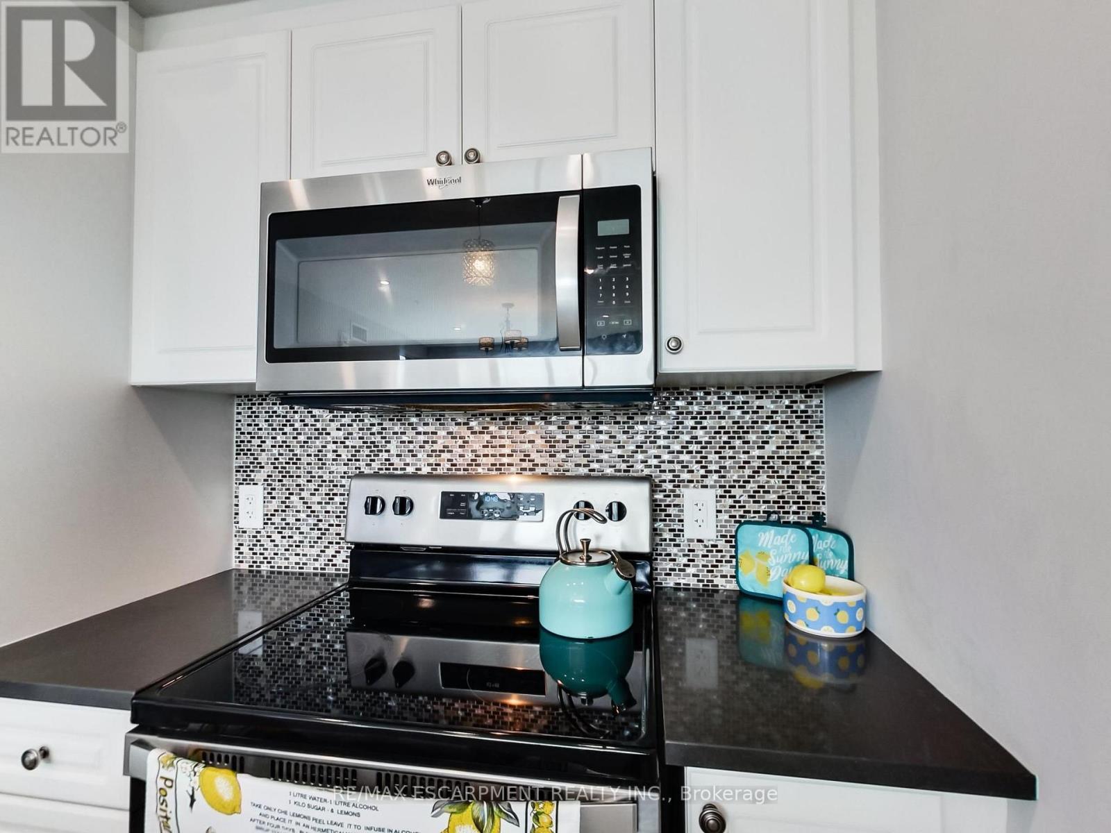 318 - 16 Concord Place, Grimsby, ON - Indoor Photo Showing Kitchen With Upgraded Kitchen