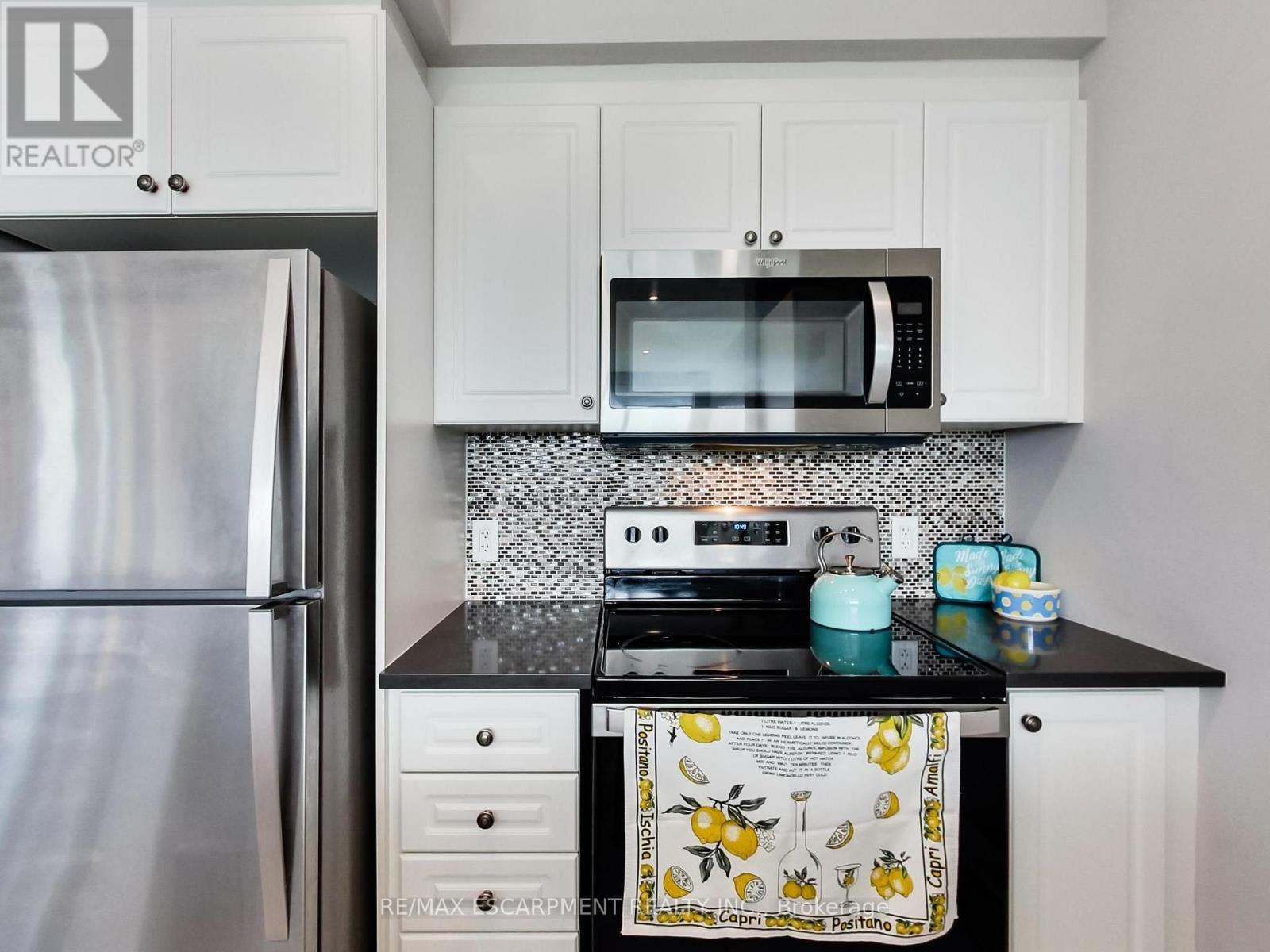 318 - 16 Concord Place, Grimsby, ON - Indoor Photo Showing Kitchen With Upgraded Kitchen