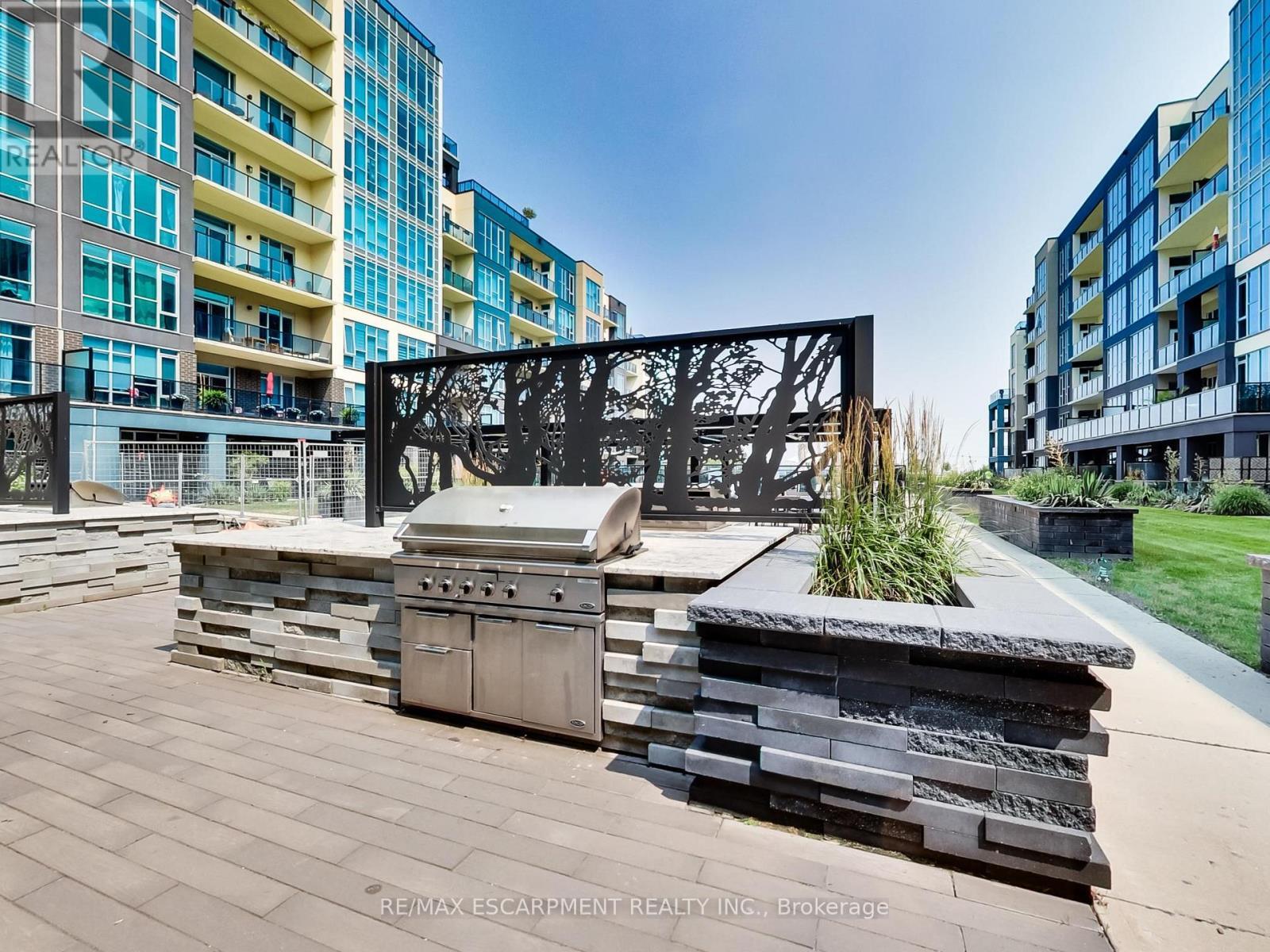 318 - 16 Concord Place, Grimsby, ON - Outdoor