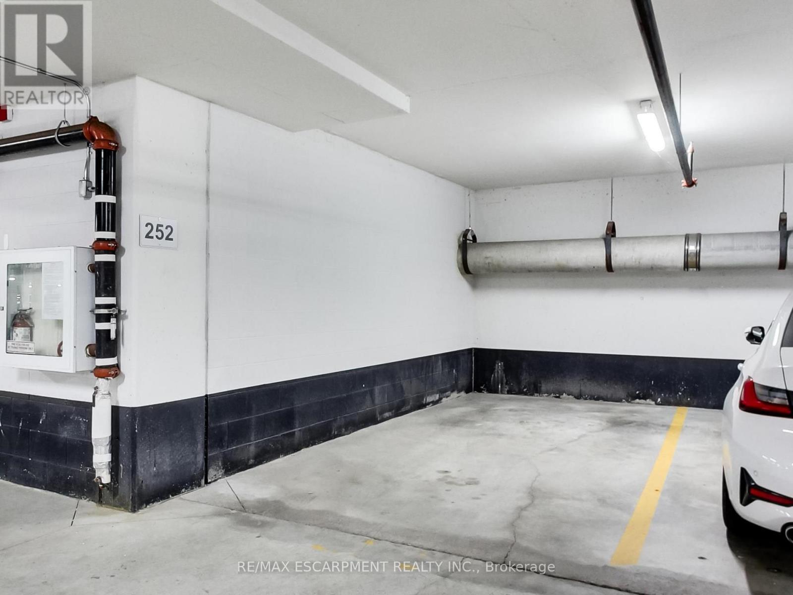 318 - 16 Concord Place, Grimsby, ON - Indoor Photo Showing Garage