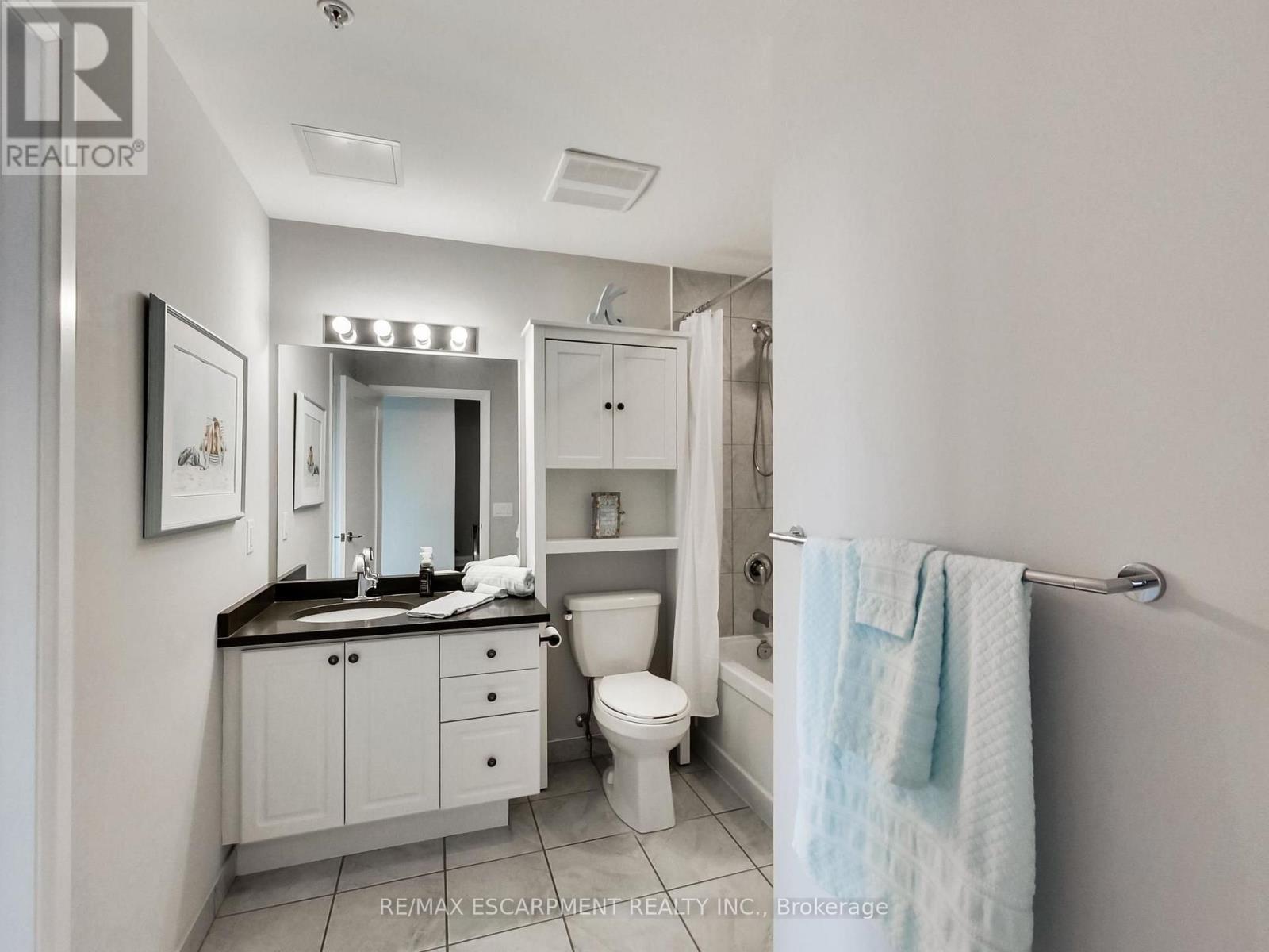 318 - 16 Concord Place, Grimsby, ON - Indoor Photo Showing Bathroom