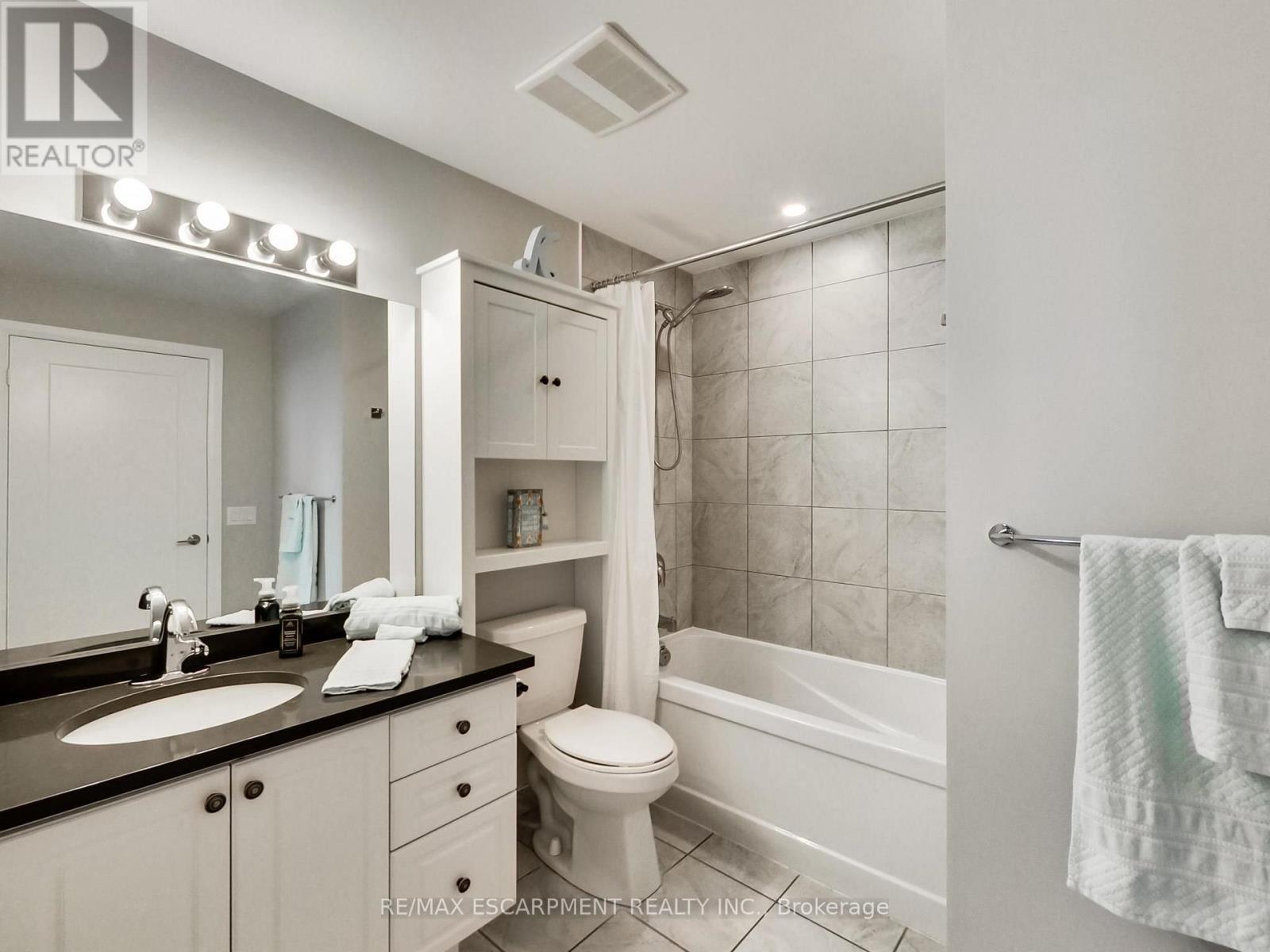 318 - 16 Concord Place, Grimsby, ON - Indoor Photo Showing Bathroom