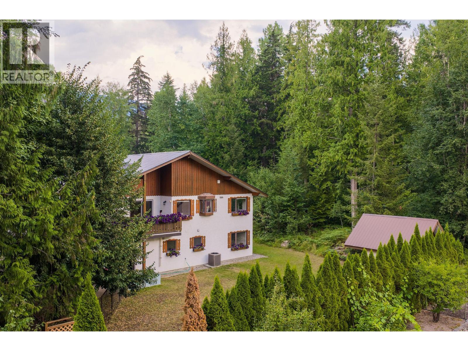 Alpine flair - 1587 Pratico Road, Revelstoke, BC - Outdoor