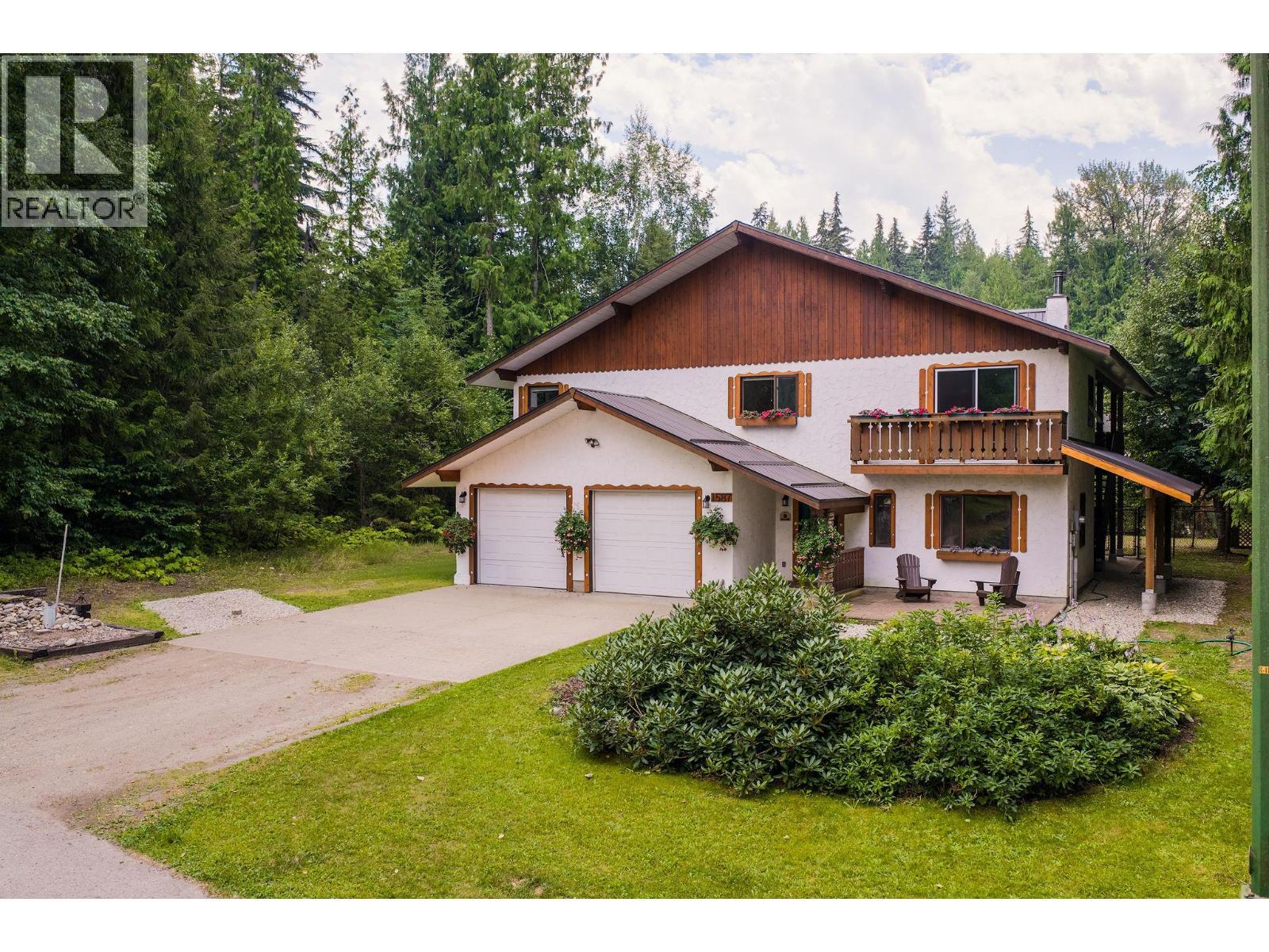 Ample parking - 1587 Pratico Road, Revelstoke, BC - Outdoor