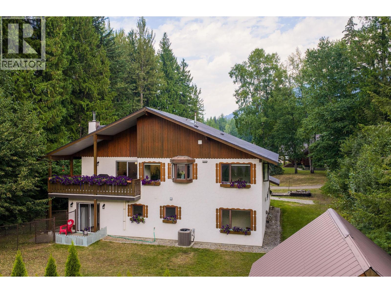 Home close to all amenities - 1587 Pratico Road, Revelstoke, BC - Outdoor