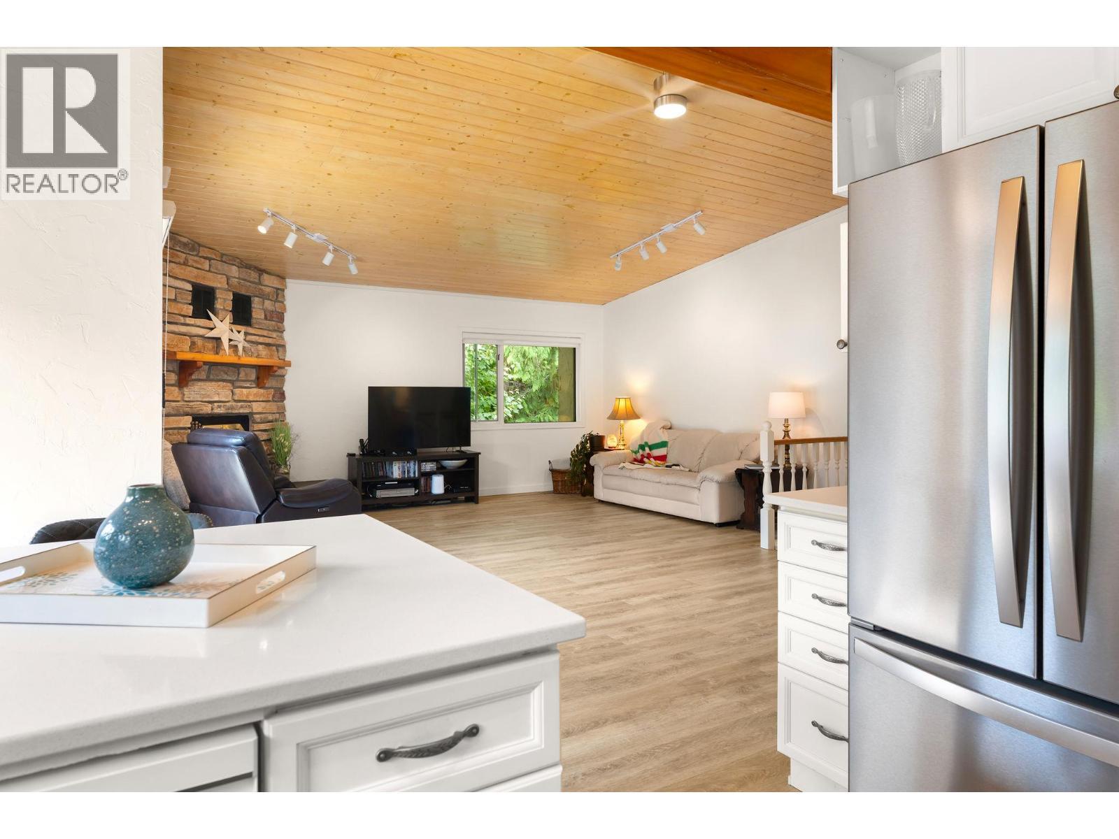 Quartz counter tops - 1587 Pratico Road, Revelstoke, BC - Indoor Photo Showing Other Room