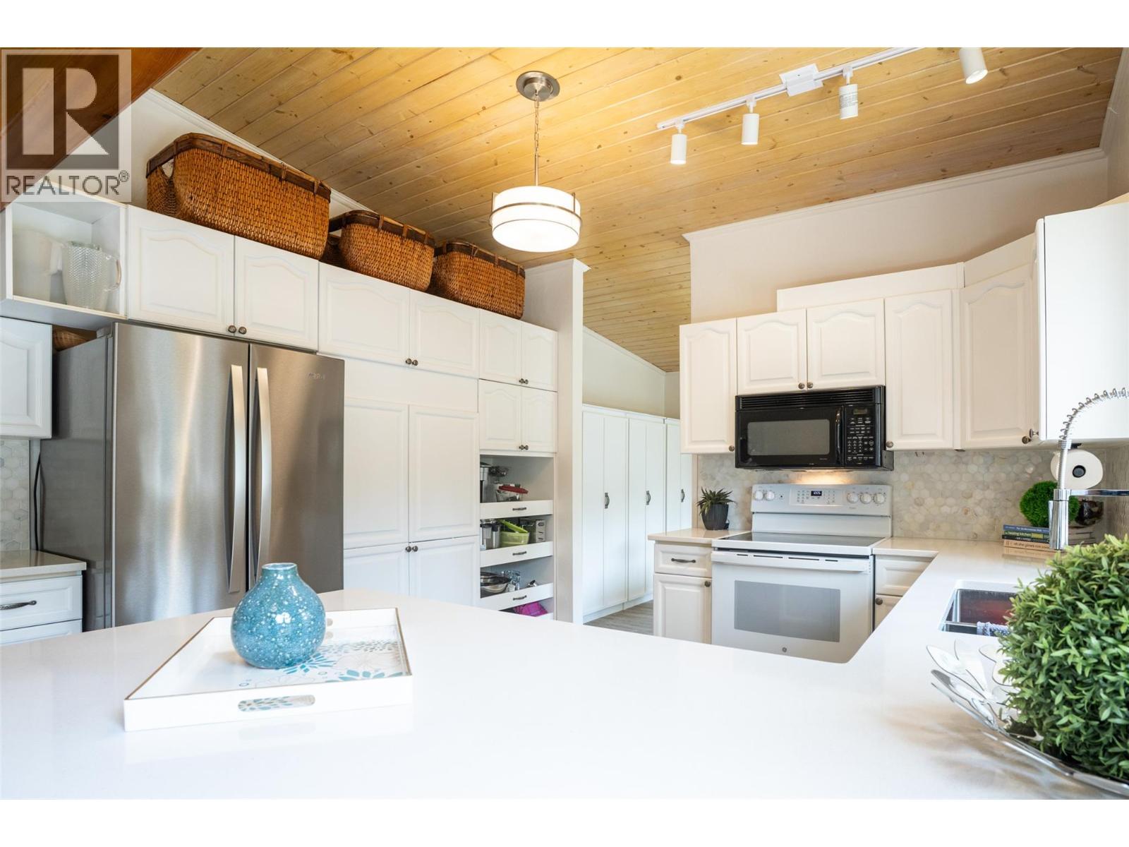 Kitchen - 1587 Pratico Road, Revelstoke, BC - Indoor Photo Showing Kitchen