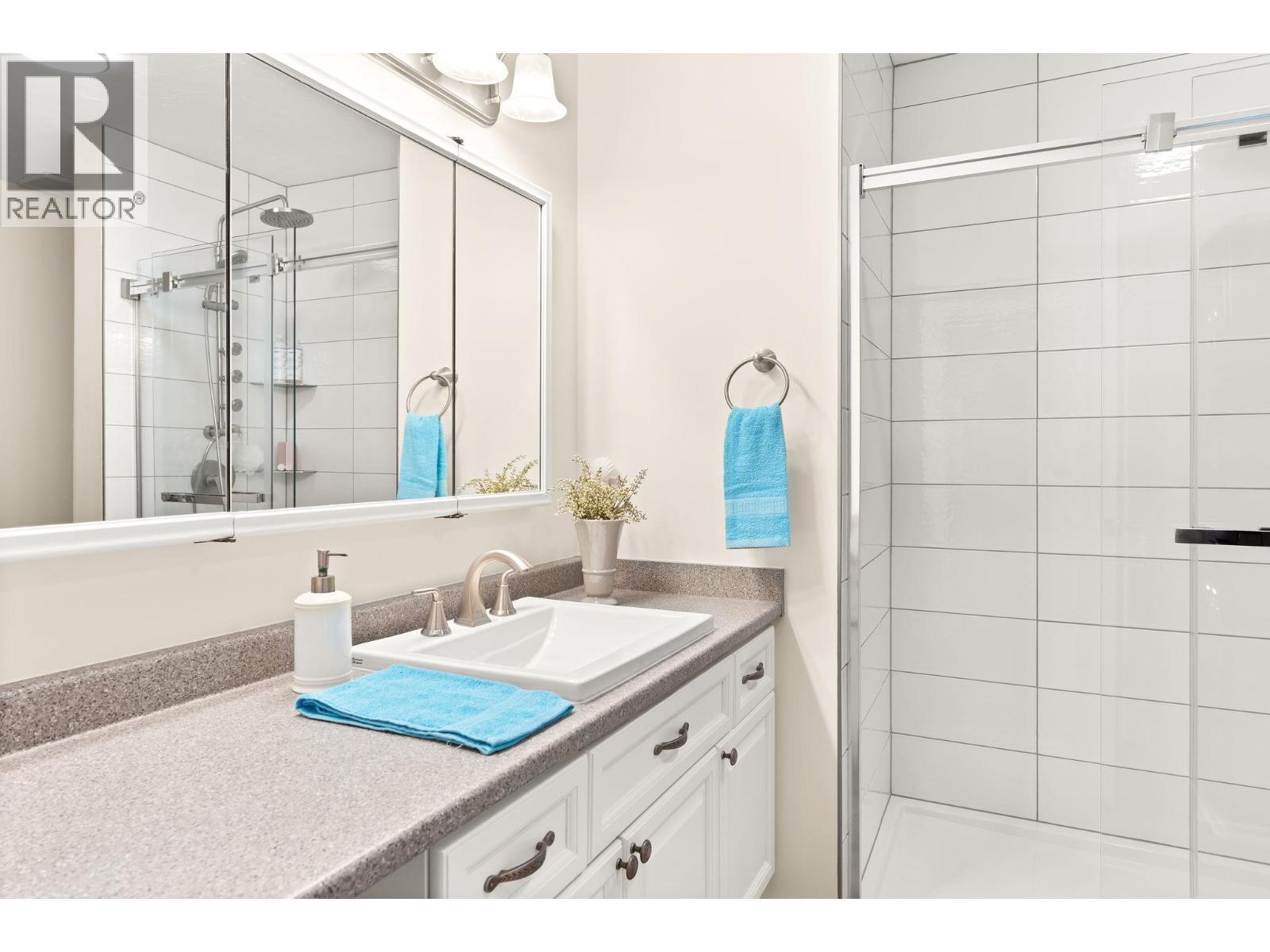 Main bath main floor - 1587 Pratico Road, Revelstoke, BC - Indoor Photo Showing Bathroom
